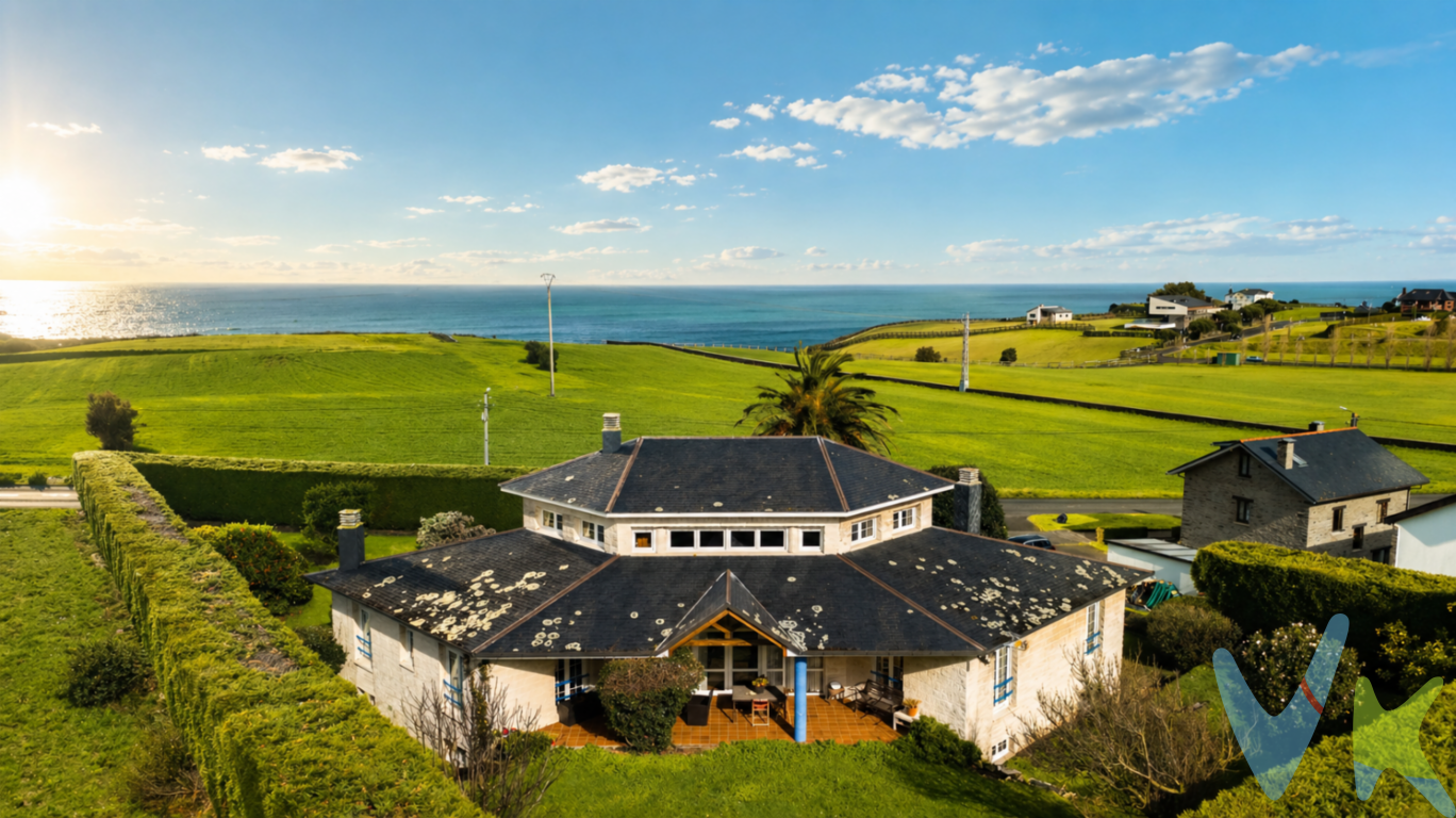 Descubre este chalet independiente único en Puerto de Vega, encantador pueblo pesquero de la costa occidental asturiana, perteneciente al concejo de Navia.Ubicado en un entorno de espectacular belleza natural, la vivienda se encuentra rodeada de playas y paisajes incomparables. En sus inmediaciones destacan arenales ideales para disfrutar del mar y la naturaleza como Barayo, Coedo, Otur o Frejulfe, a este última se puede llegar dando un paseo desde la propiedad.Una vivienda singular que derrocha carácter y estilo propio. Construida sobre una amplia parcela cerrada de 1.614 m², esta casa de planta hexagonal destaca por su diseño original, luminosidad y vistas abiertas al mar y al horizonte.La vivienda cuenta con tres plantas. La planta baja de 187 m2 tiene una amplia cocina independiente, comedor, un baño, tres habitaciones, una de ellas con baño en Suite y un impresionante salón de 50m2 con chimenea de hierro fundido que es sin duda la estancia clave de la vivienda. A través de esta planta accedemos a los dos porches con los que cuenta la vivienda, uno en la parte delantera con vistas directas al mar y otro en la parte trasera, perfecta para disfrutar de momentos al aire libre con total privacidad.La planta superior es un espacio abierto y luminoso, que cuenta con un amplio despacho y una confortable zona de estar alrededor de todo el perímetro, un espacio perfecto para la lectura, para relajarte con buena música o simplemente para desconectar.El sótano de 249 m2 es amplio y funcional. Tiene una zona de aparcamiento para varios vehículos, un amplio cuarto de caldera, zona de lavandería, una habitación con amplios armarios y una amplio choco con parrilla, chimenea y bodega para eventos con familia y amigos.Si buscas una casa especial en un entorno incomparable, no dudes en llamarnos para obtener mas información o concertar una visita.En el precio final no están incluidos el Impuesto de Transmisiones Patrimoniales ni los Gastos de Notaría y Registro.