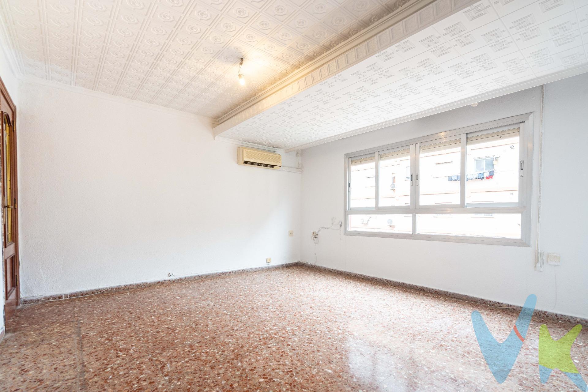 Amplia vivienda en venta en el Barrio de la Luz, junto a la Avenida del Cid y muy cerca del Centro Comercial Gran Turia. Se ofrece una espaciosa vivienda de 4 dormitorios, ideal para familias o quienes buscan amplitud y múltiples posibilidades de distribución. La propiedad destaca por su luminosidad natural y su ubicación en un edificio de buena construcción, libre de barreras arquitectónicas, lo que garantiza accesibilidad y comodidad para todas las edades. La vivienda ofrece una excelente base para realizar una reforma personalizada, pudiendo adaptarse fácilmente a las necesidades y gustos del comprador. Su distribución permite aprovechar al máximo los metros disponibles y crear espacios modernos y funcionales. Situada en una zona residencial tranquila, el inmueble cuenta con todos los servicios cercanos: transporte público, colegios, centros médicos, zonas verdes y comercios. Además, su proximidad al Centro Comercial Gran Turia ofrece una amplia oferta de ocio, restauración y compras. La conexión con el centro de la ciudad es rápida y cómoda gracias a su cercanía con la Avenida del Cid. Una oportunidad perfecta para quienes buscan una vivienda amplia, bien ubicada y con potencial de reforma en uno de los barrios más consolidados de la ciudad. ----------------------------------------------------------------------------------------------------------------------------------------------. Por mandato expreso del propietario, comercializamos este inmueble en exclusiva, lo que le garantiza el acceso a toda la información. Por este motivo, se ruega no molestar al propietario, a los ocupantes de la propiedad o a los vecinos. Muchas gracias por su comprensión. Si usted es agente inmobiliario y tiene un cliente para este inmueble, llámenos: estaremos encantados de colaborar.