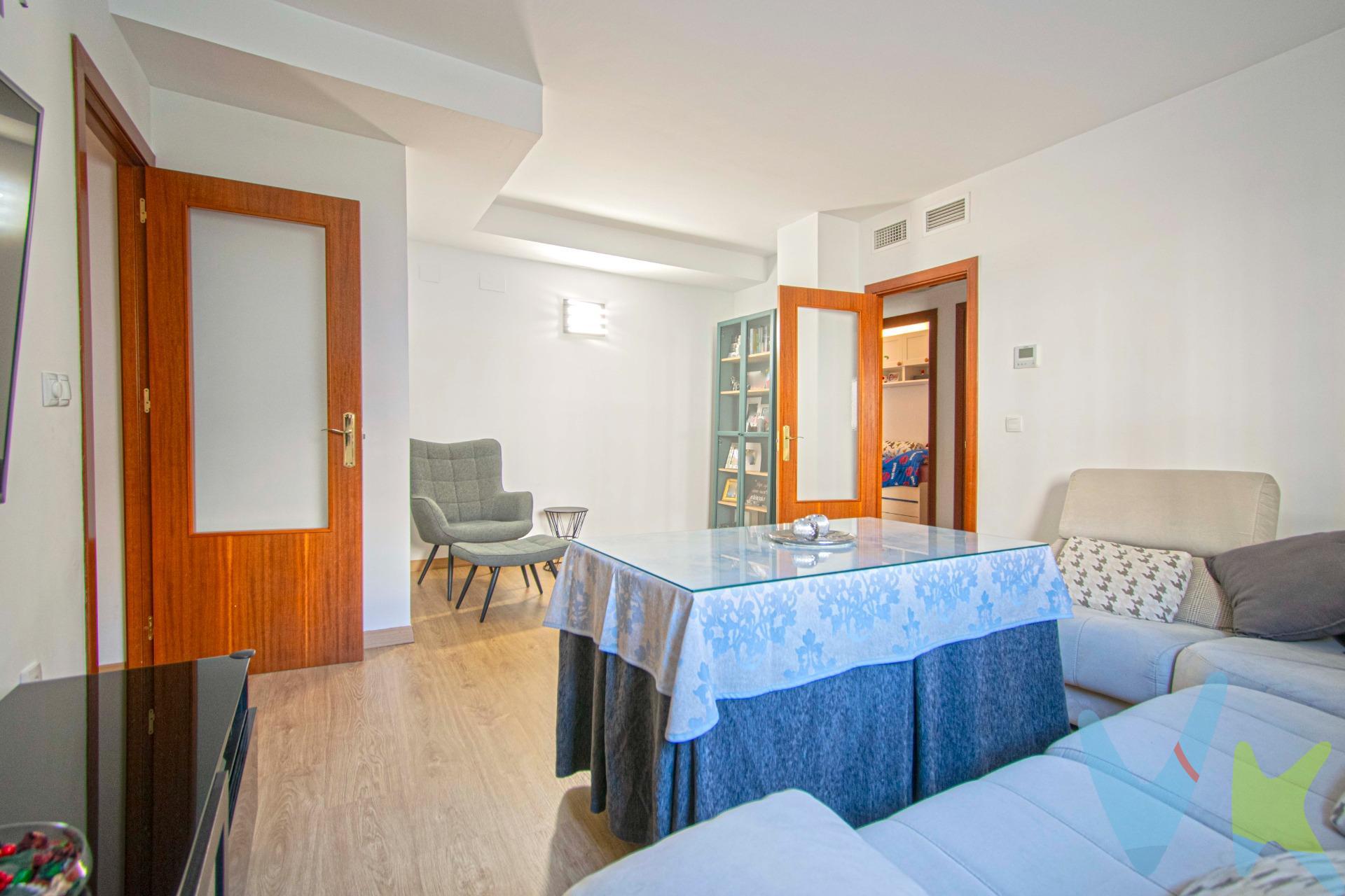 Fantástico piso seminuevo situado en la zona nueva de Emilio Lemos, con PLAZA DE GARAJE y TRASTERO!!. Tiene 66.60m2 útiles muy bien distribuidos, un amplio hall de entrada nos da paso a su estupenda cocina, amueblada y equipada con algunos electrodomésticos. Amplio y acogedor salón con gran ventanal que le aporta muchísima luz natural. Tres fantásticos dormitorios y un cuarto de baño completo con bañera. Solería de tarima y porcelánico en baño, ventanas de aluminio lacado con mosquiteras, puertas de sapeli, paredes lisas y climatización central para garantizar el máximo confort en cualquier época del año. Situado en edificio con ascensor, dentro de recinto cerrado con zonas comunes. Vivienda de VPO en Régimen Especial, consúltenos los requisitos. Lo visitamos??. Informamos a nuestros clientes compradores que el precio de venta no incluye lo siguiente: Honorarios de la agencia inmobiliaria, Impuestos (I.T.P., I.V.A. o A.J.D., en su caso) ni otros gastos de la compraventa (gastos de Registro de la Propiedad, Notaría, Gestoría ni de posible Financiación). Documento D.I.A. a disposición del consumidor según Decreto 218/2005 Junta de Andalucía.