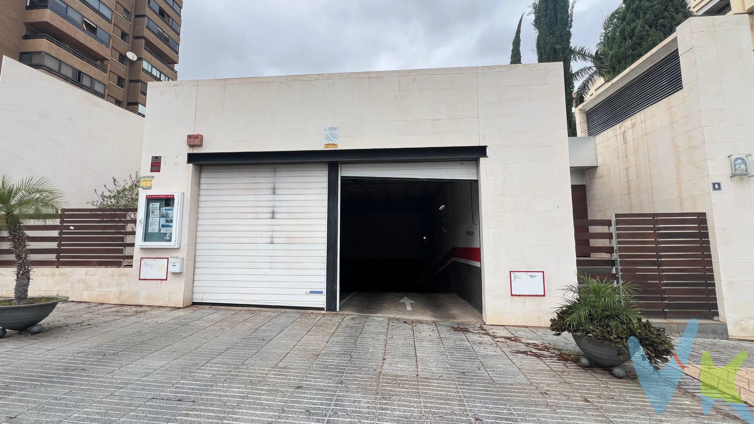Oportunidad única de adquirir una plaza de garaje en la exclusiva zona de Residencial Anaga, ubicada en Santa Cruz de Tenerife. Esta propiedad cuenta con un tamaño de 10.5 m², ideal para asegurar el estacionamiento seguro y accesible para su vehículo. La zona residencial es conocida por su tranquilidad y cercanía a servicios esenciales como supermercados, transporte público y áreas recreativas. Con un precio atractivo de tan solo 28,000 euros, esta plaza se presenta como una excelente inversión tanto para residentes locales como para aquellos que buscan un espacio adicional frente al crecimiento urbano constante en la zona. 