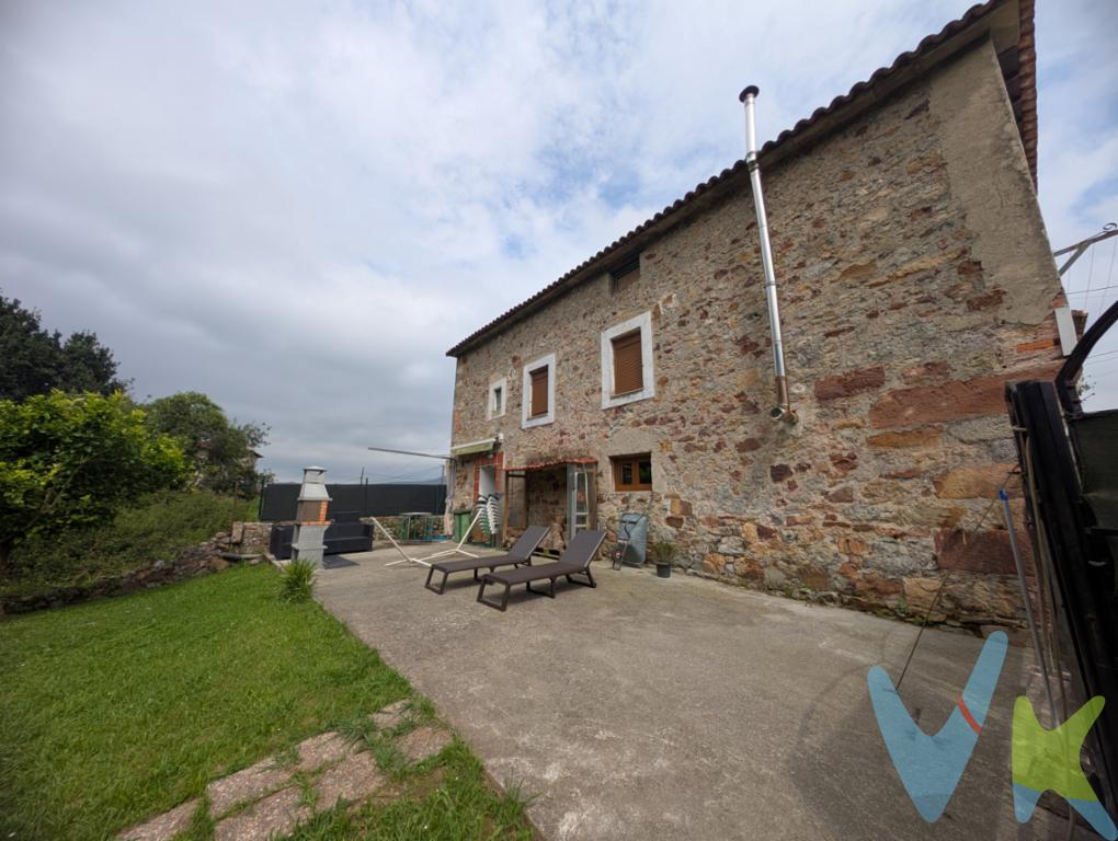 Casa Rural en La Bien Aparecida  Ideal para Vivienda o TurismoMagnífica casa rodeada de naturaleza, a 3 minutos de Ampuero y 15 minutos de la playa de Laredo. Perfecta como residencia familiar o inversión en alquiler turístico por su cercanía a destinos como Laredo, Santoña y el Santuario de la Bien Aparecida. Dispone de licencia como alojamiento turístico.Dispone de un amplio salón con estufa de leña, gran cocina equipada con salida directa al jardín, 6 habitaciones, 2 baños completos, lavandería, terraza y una planta bajo cubierta diáfana.Apartamento de 35 m² recién construido, jardín de 400 m² y pequeña edificación auxiliar. Calefacción por estufa de leña, cocina con chapa, dormitorios con radiadores eléctricos y estancias listas para entrar a vivir.Un entorno único para disfrutar del mar y la montaña a menos de una hora de Bilbao y Santander.