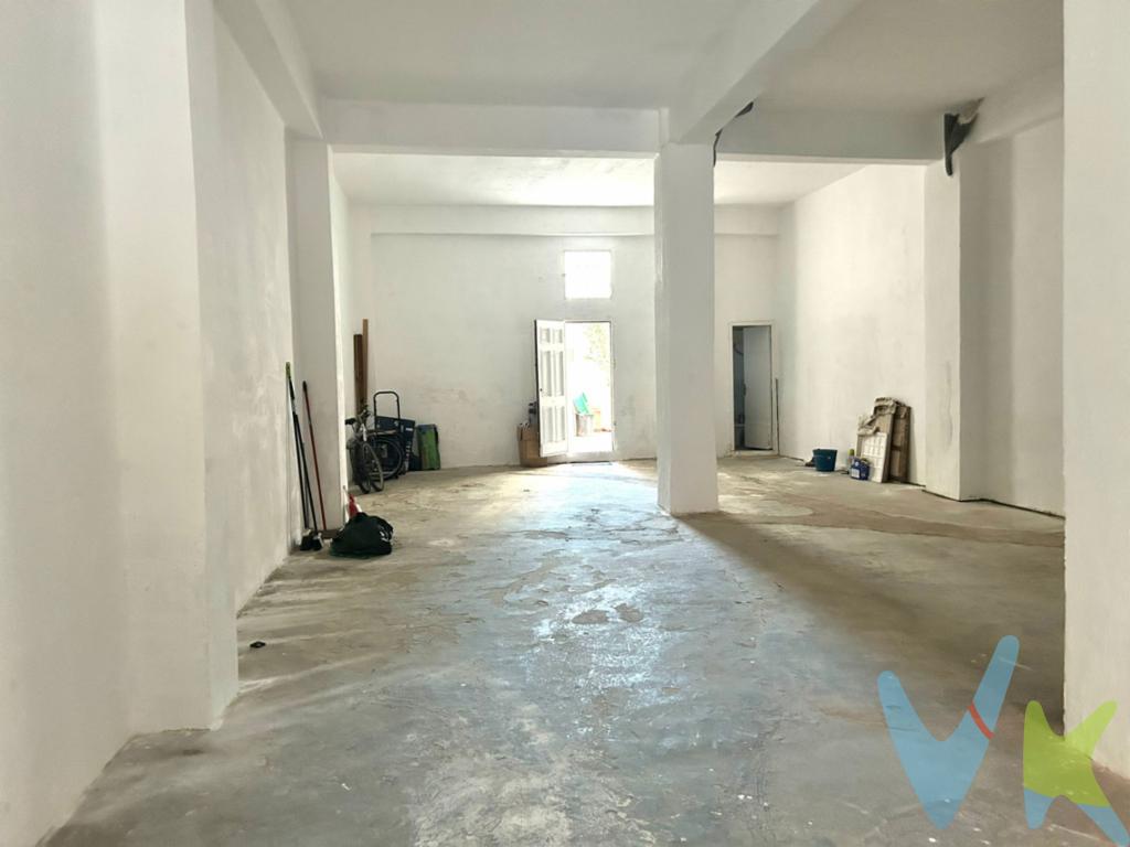 Disponible en venta local en Aldaia, zona Tama. Es un local de 113m2 y en el interior dispone de una terraza de 17 metros y un aseo. Está todo diáfano y se puede dividir en diferentes estancias. Es ideal para convertir en vivienda, garajes, trasteros o para montar un negocio. Está fenomenal, pues la estructura está renovada: bajantes de la finca cambiadas, el patio de la comunidad a la que pertenece está reformado e instalación de aguas preparadas. Está ubicado en la zona del Tama, inmejorable con servicios a su alcance y vida social y cultural. Es la zona moderna y más demanda del municipio.  La descripción del presente inmueble e imágenes tienen mero carácter informativo y en ningún caso carácter contractual, pudiendo ser modificados por la agencia inmobiliaria sin que ello implique responsabilidad alguna frente a terceros. Los gastos, impuestos derivados de la compra y honorarios al comprador no están incluidos en el precio. Para más información y asesoramiento acerca de las opciones de compra, quedamos a tu disposición. Por decisión de los propietarios, gestionamos y comercializamos este inmueble en multiexclusiva, por lo que un amplio conjunto de agencias inmobiliarias ofrecemos el inmueble con garantías calidad y seguro . Por este motivo, se ruega no molestar a los propietarios. Contacta con nosotrxs y te informaremos de todo!..