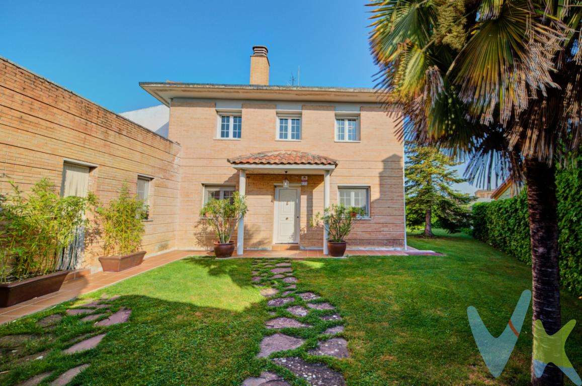 En Badostain, a 5 minutos de Pamplona te presentamos esta casa independiente rodeada por  un magnífico jardín que te permitirá disfrutar del aire libre, de la naturaleza y de la paz que se respira  en un pueblo.Nada más verlo te vas a enamorar del  jardín que tiene, donde tus hijos podrán disfrutar de sus juegos al aire libre, donde podrás juntarte con tu familia y amigos haciendo una barbacoa o simplemente relajarte tomando una cerveza al finalizar tu día de trabajo. Además, , dispone de una magnífica terraza, para disfrutar de esos comidas de verano  donde agradeces respirar el aire libre.Esta vivienda se distribuye en dos plantas. La planta baja donde se plantea la zona de día. Hall distribuidor, cuarto de baño,salón,con zona de descanso, zona de lectura y chimenea, El  comedor directamente conectado con la cocina, una cocina espaciosa para facilitarte tu día a día , baño, y garaje con  zona de almacenamiento. La zona de noche en la primera planta se distribuye en  tres dormitorios, el principal con baño en suite y un gran vestidor y otro baño.De los dormitorios se sale a una amplia terraza con vistas hacia el jardín.Hay casas que definen un estilo de vida diferente y que hacen que te sientas feliz por el contacto con la naturaleza, por lo espaciosas que son y por que permiten que cada persona, cada situación tengan su espacio.¡ Esta es una de ellas!. .  