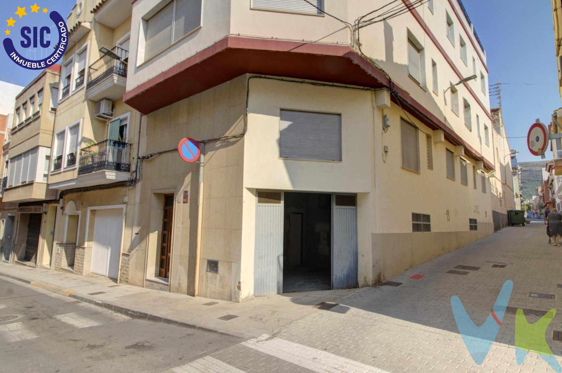 La amplitud y la versatilidad son dos cualidades cada vez más difíciles de encontrar en inmuebles situados en el centro de la ciudad. Este local esquinero reúne ambas, ofreciendo un espacio con un enorme potencial para adaptarse a diferentes proyectos. Su distribución prácticamente diáfana, la considerable altura interior y el amplio portón de acceso facilitan múltiples opciones de uso. Si necesitas un lugar donde guardar varios vehículos, podrás transformarlo en un amplio garaje privado, una solución especialmente práctica en una zona donde disponer de espacio para aparcar supone un importante valor añadido. Al mismo tiempo, su ubicación y configuración también lo convierten en una excelente alternativa para desarrollar un local comercial, un almacén, un espacio de trabajo o cualquier actividad que requiera amplitud y fácil acceso. El interior ofrece una superficie muy aprovechable, con escasos condicionantes estructurales. Su situación en esquina aporta además una mayor presencia y visibilidad, un aspecto especialmente interesante para cualquier negocio. Todo ello se encuentra en una de las zonas más céntricas de La Vall d'Uixó, una localidad dinámica que cuenta con una amplia oferta de comercios, restauración, servicios y todos los equipamientos necesarios para el día a día. Su excelente conexión con Castellón, Valencia y la costa, junto con la actividad que concentra su núcleo urbano, hacen de esta población un lugar muy atractivo tanto para emprender un proyecto profesional como para realizar una inversión. Un espacio que destaca por su capacidad para adaptarse a tus necesidades, ya sea como un amplio garaje para varios coches o como el punto de partida de un nuevo negocio. Contacta con nosotros y ven a descubrir todo el potencial que este local puede ofrecerte. Si lo necesitas, te ayudamos con la financiación. El precio del inmueble no incluye los honorarios de la agencia que ascienden al 3000 € más IVA, ni los gastos de notaría y registro de la propiedad (que están sujetos a aranceles y varían dependiendo del precio de escrituración), ni los impuestos (que en la Comunitat Valenciana dependen del precio del inmueble y de las características personales del comprador). Para mayor seguridad en la compraventa, todas nuestras viviendas poseen FICHA DE CERTIFICACIÓN DE INMUEBLES registrada por la Asociación de Inmobiliarias de la Comunidad Valenciana ASICVAL. Antes de comprar o de entregar las arras, pida el Certificado de la vivienda para estar seguro y tranquilo sobre la situación legal, urbanística y de cargas de la misma. RK ESTAÑOL, mercantil Inmobiliaria Quasablanqua, SL, está inscrita en el Registro de Agentes de Intermediación Inmobiliaria de la Comunidad Valenciana RAICV con el número de registro 1511. 