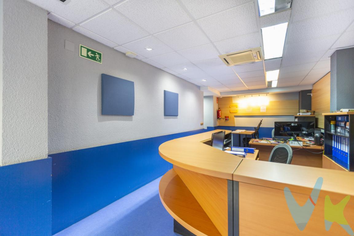 Bienvenido a una extraordinaria oportunidad en el corazón de Valencia. Este excepcional local en la calle GOYA, actualmente operando como estudios de grabación de sonidos, se presenta como una inversión estratégica para aquellos que buscan un espacio versátil con potencial de ingresos.Con una ubicación privilegiada, este local de 161m2 ofrece la flexibilidad de mantener o cancelar el actual contrato de alquiler, proporcionando total libertad al nuevo propietario. Si decides mantener el alquiler, disfrutarás de una rentabilidad asegurada gracias a la actividad establecida de los estudios de grabación. Por otro lado, si prefieres disponer del espacio para uso propio, la elección es completamente tuya.Además, la versatilidad de este espacio no tiene límites. Si buscas transformar este local en tu hogar, existe la posibilidad de realizar un cambio de licencia de uso para convertirlo en una vivienda. Esto brinda la oportunidad de personalizar y adaptar el espacio según tus necesidades y preferencias.La ubicación céntrica de la calle Goya, añade un valor adicional a esta propiedad, ofreciendo acceso conveniente a una amplia gama de servicios, comercios y opciones de transporte público. Ya sea que desees mantener la actual actividad comercial o crear un espacio residencial único, este local brinda un lienzo en blanco lleno de posibilidades.No dejes pasar la oportunidad de adquirir este espacio multifuncional con un potencial extraordinario. ¡Contáctanos hoy para explorar todas las opciones que este local en venta tiene para ofrecer!__________________  Nuestro servicio con cada uno de nuestros clientes es en exclusividad, por lo que nosotros le garantizamos un servicio de calidad y sencillo sin interferencias de terceros, nuestra inmobiliaria trabaja con exclusividad compartida, por lo que estaremos encantados de colaborar con cualquier agencia o particular que esté interesado en el inmueble. Por ese motivo, se ruega no molestar al propietario o inquilinos de la propiedad. Si usted es un posible cliente o agente inmobiliario, interesado en esta propiedad, no dude en llamarnos a nosotros, estaremos encantados de colaborar. El precio indicado no incluye los honorarios de intermediación inmobiliaria, que deberán ser abonados por el comprador de forma independiente.