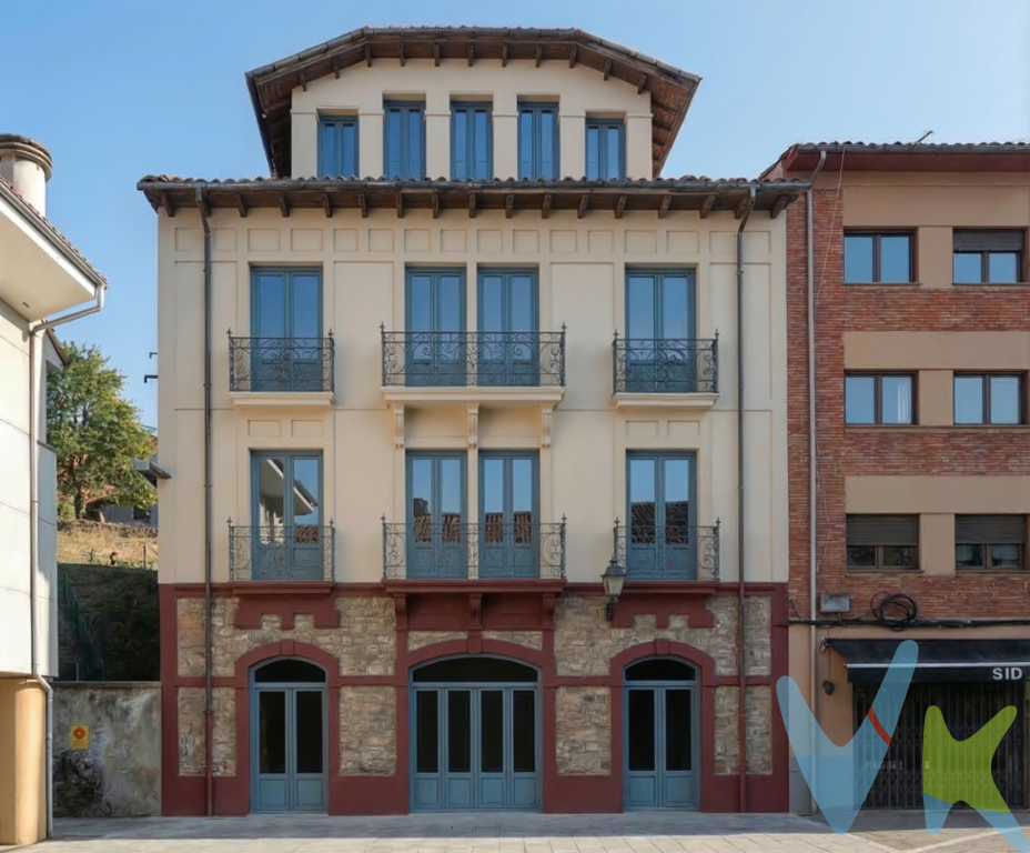 Edificio histórico en venta en Pola de Laviana, capital del concejo de Laviana, situado en la Plaza La Pontona, una de las plazas más emblemáticas y representativas de la localidad, con gran visibilidad y valor estratégico.

Se trata de un inmueble completo para rehabilitación integral, compuesto por planta baja, planta primera, planta segunda y bajocubierta, lo que permite desarrollar un proyecto con múltiples posibilidades de distribución.

Dispone además de una finca anexa a la construcción en la parte trasera, con una edificación auxiliar destinada actualmente a almacén, y existe la posibilidad de adquirir otra finca colindante, lo que incrementa notablemente las opciones de desarrollo.

Al tratarse de un edificio de carácter histórico, es necesario conservar la fachada, lo que no solo respeta su identidad arquitectónica, sino que aporta un elemento diferenciador de gran valor en el resultado final.

Ubicado en una zona céntrica, con todos los servicios y en un municipio con identidad propia, tradición y proyección, este activo resulta especialmente atractivo para inversores que quieran destinarlo a la creación de apartamentos de uso turístico o a alquiler residencial.

Las imágenes mostradas corresponden a una propuesta orientativa de reforma, con el objetivo de ilustrar el potencial del inmueble una vez rehabilitado.

Contáctenos para ampliar información y analizar el potencial real de la inversión.