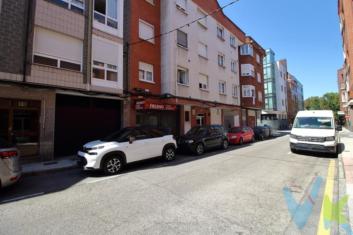 ¿Buscas espacio, luz e independencia sin renunciar a la comodidad de estar cerca de todo? Este  dúplex acogedor y espacioso es la vivienda perfecta para familias numerosas o para quienes necesitan compaginar la vida familiar con el teletrabajo.En la planta bajar: un amplio salón y una cocina grande totalmente equipada, ambos con gran luminosidad al ser exteriores. Esta planta cuenta con un dormitorio principal muy amplio, un dormitorio adicional más pequeño (ideal para bebé, despacho o vestidor) y un baño completo con ducha de fácil acceso.Subiendo unas cómodas escaleras, accedemos a la segunda planta, diseñada para ofrecer la máxima independencia. Aquí se encuentra el dormitorio en suite con baño completo (con bañera) ,otro tercer dormitorio de grandes dimensiones, cuarto dormitorio amplio  y un aseo.Puntos clave que hacen especial a esta vivienda:Quinto dormitorio adicional: Disfruta de un cuarto dormitorio extra (el más pequeño en planta baja) que se adapta a tus necesidades: oficina para teletrabajar, cuarto de juegos, gimnasio o habitación de invitados.Independencia total: La distribución en dos niveles permite que los padres tengan su propio espacio en la planta superior mientras los hijos o invitados disfrutan de la planta baja.Luz y Sol: Al ser completamente exterior, goza de una orientación privilegiada que inunda cada rincón de luz natural durante todo el día.Trastero : Dispondrás de espacio de almacenaje  para mantener el orden en tu hogar.Ubicación inmejorable:Situado al lado de Los Pericones, en una zona tranquila pero con todos los servicios a pie de calle. Cuenta con parada de autobús con frecuencia durante todo el día, conectando con distintas zonas de la ciudad. Rodeado de colegios, supermercados, zonas de ocio y parques. ¡No necesitarás el coche para tu día a día! ¡No dejes pasar esta oportunidad! Gastos e impuestos no incluidos en el precio. En segundas transmisiones, el comprador abona el ITP (porcentajes en Asturias: https://sede.tributasenasturias.es/sites/sede/default/es_ES/Que-quieres-hacer/Transmisiones-Patrimoniales-y-AJD), calculado sobre el mayor valor entre precio, tasación o valor de referencia catastral. Notaría y registro según aranceles variables; el comprador elige notario. El vendedor asume la plusvalía municipal; el resto de gastos (incluida hipoteca: tasación, costes bancarios, gestoría y formalización) son del comprador.Honorarios: intermediación a cargo del vendedor; mediación a cargo del comprador del 2% + IVA, mínimo 2.000  + IVA.El consumidor puede solicitar información y documentación adicional en la sede física o por correo electrónico de la Agencia (contacto en la web). La agencia actúa solo como intermediaria; toda compraventa queda sujeta a la aceptación expresa del vendedor y a la formalización del contrato. Anuncio meramente informativo: los datos corresponden a la fecha de publicación y pueden variar por actualizaciones legales, contractuales o fiscales.     