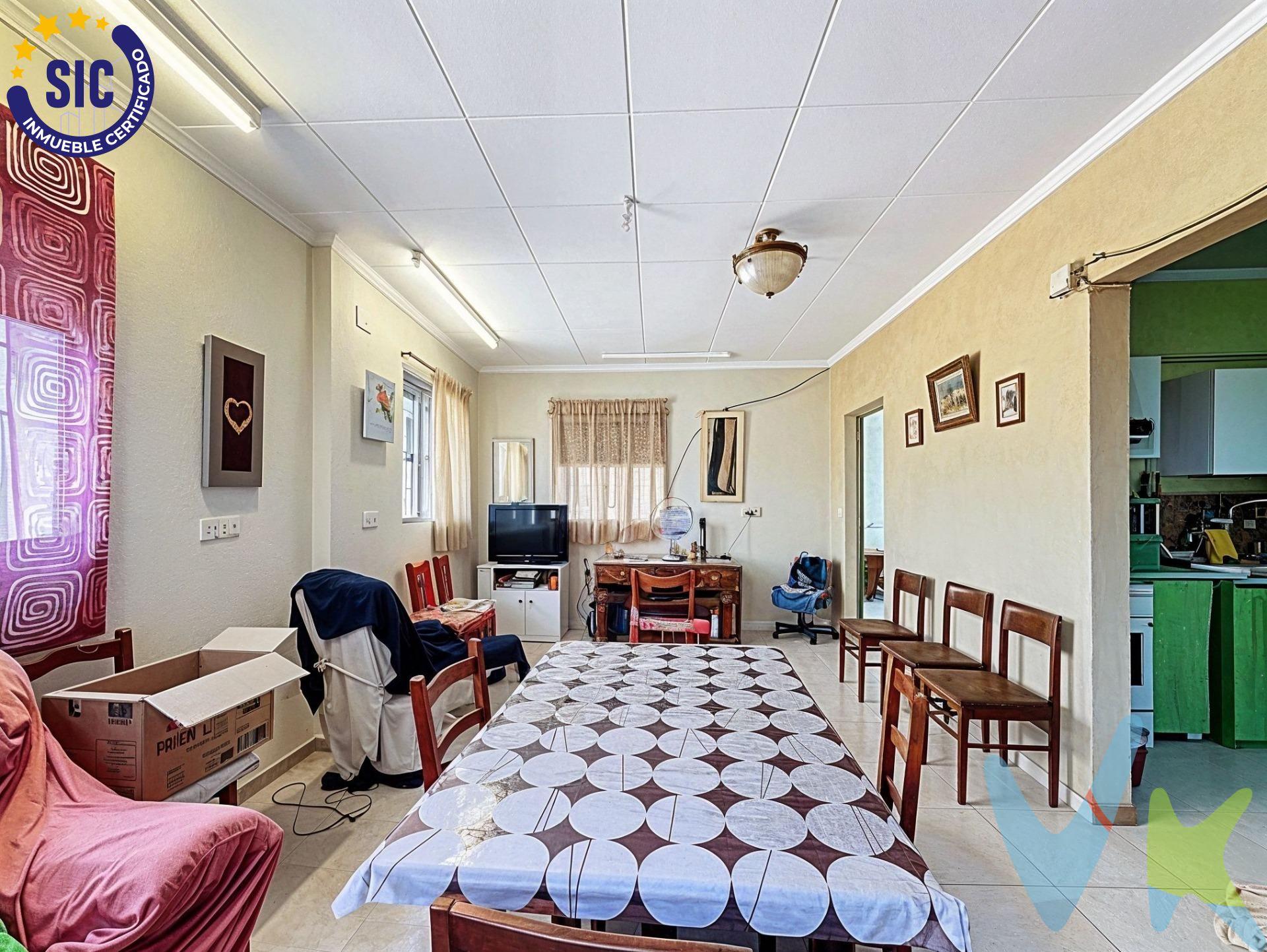 Si los pisos se te quedan pequeños y buscas una propiedad donde guardar vehículos, herramientas o disfrutar de tus aficiones sin problemas de espacio, esta finca es para ti. Sobre una parcela de 1.136 m², la propiedad dispone de 398 m² construidos distribuidos en:. 1. La Vivienda: Situada en la edificación principal, lista para disfrutar de sus estancias básicas:. Acogedor salón-comedor con chimenea. Cocina americana. 1 habitación doble y 1 baño. 2.⁠ ⁠Los Espacios Anexos: El resto de la edificación principal y una nave trasera independiente ofrecen metros extra imprescindibles. Actualmente son zonas diáfanas ideales para utilizar como gran garaje, trastero de gran capacidad, zona de taller para tus hobbies o área de almacenamiento personal. Olvídate de los problemas de espacio. Aquí podrás vivir con tranquilidad y tener todas tus pertenencias organizadas y bajo techo. . VENTA:. PVP 120.000€.  Gastos e impuestos no incluidos en el precio. La compra conlleva impuestos y gastos de formalización para el comprador. A título orientativo se informa que en segundas transmisiones el  ITP  con carácter general en  Valencia  es del  10%, pudiendo existir otros tipos impositivos atendiendo a  las circunstancias  personales del comprador u otras circunstancias previstas legalmente. Base imponible del impuesto el mayor valor entre el precio de compraventa, la tasación o el valor de referencia catastral. En cuanto a los gastos de  notaría y registro, en su caso,  suelen oscilar aprox; entre 1,5% y 2,5% (aranceles variables según precio, n.º de copias y complejidad). El comprador elige notario. Si el comprador precisase de  hipoteca: tasación, condiciones y costes bancarios serán según entidad elegida por el comprador, así como los gastos de gestoría, y cualesquiera otros gastos inherentes a la formalización de la compraventa que legalmente correspondan a la parte compradora, salvo pacto expreso en contrario con el vendedor. El consumidor tiene,  conforme a la normativa vigente, a su disposición información y documentación adicional relativa al inmueble y condiciones de la compraventa, que podrá ser consultada en C/Joaquín Costa 4, bajo 46005 Valencia o urbe2@remax.es. Honorarios de mediación inmobiliaria a cargo del  COMPRADOR: (3% del precio final de venta más IVA (21%), salvo otro pacto.); y  de VENDEDOR (según acuerdo con el mismo). . Se informa al consumidor que la agencia actúa como intermediaria inmobiliaria en la operación, estando cualquier eventual compraventa y sus condiciones sujeta a la aceptación expresa del propietario-vendedor y a la posterior formalización del correspondiente contrato.