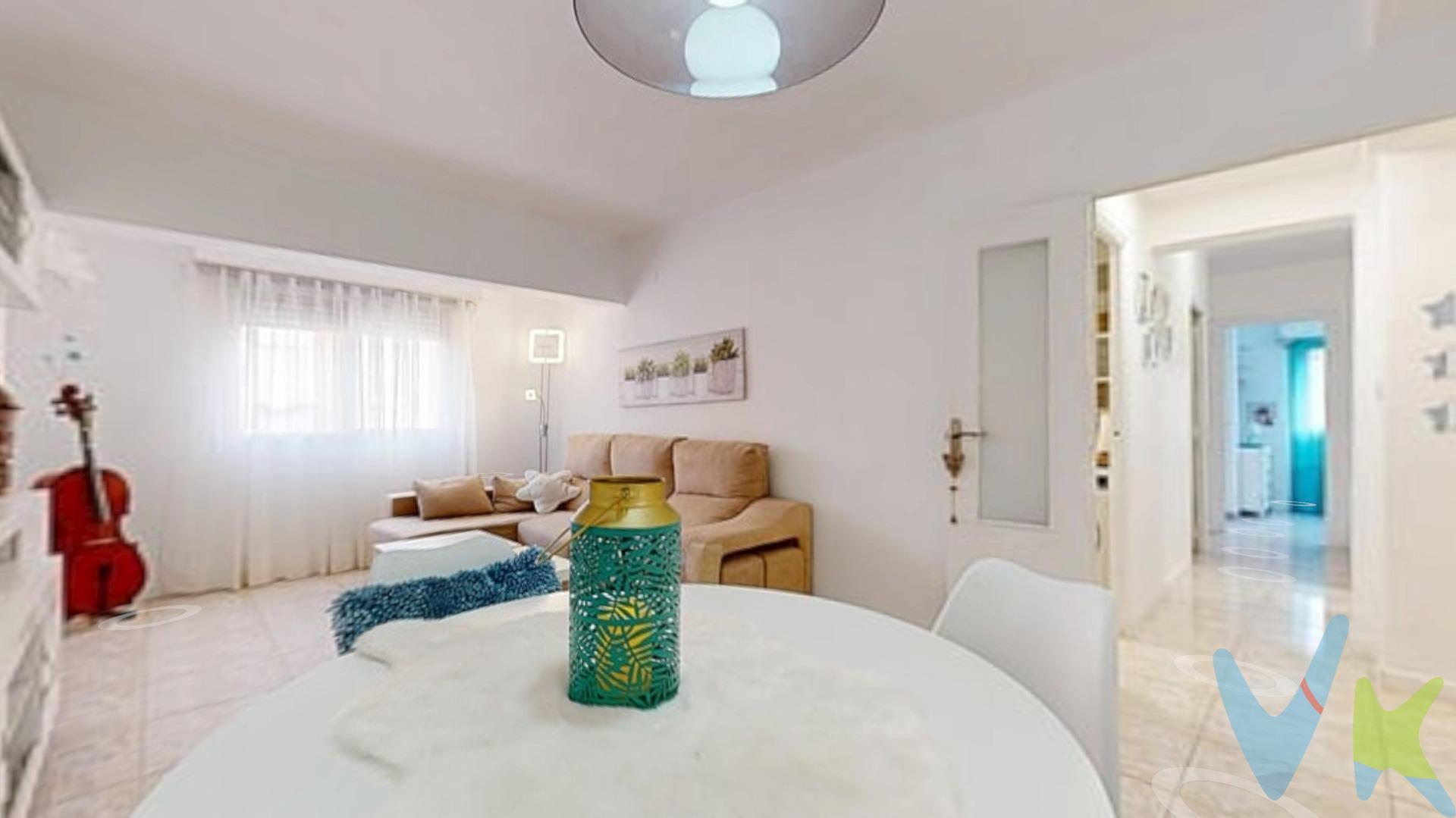 Se vende estupenda vivienda ubicada en el consolidado y demandado barrio de Zaidia, a tan solo unos minutos del centro de Valencia. . La vivienda cuenta con 3 habitaciones, 1 cuarto de baño completo, equipado con bañera, y una superficie muy bien distribuida, pensada para aprovechar al máximo cada rincón. Salón-comedor amplio con entrada de luz natural, perfecto para reuniones familiares o zona de descanso. Cocina independiente, con espacio para almacenamiento. Al ser totalmente exterior, recibe luz natural durante todo el día, creando un ambiente cálido y acogedor. Hace tan solo 7 años se realizó una reforma integral, lo que le aporta un estilo moderno y funcional, listo para entrar a vivir sin necesidad de hacer obras. Además, dispone de trastero comunitario, un extra perfecto para almacenar lo que necesites sin restar espacio al hogar. La ubicación es otro de sus puntos fuertes:. Situado en el barrio de Zaidía, una zona tranquila, con todos los servicios a tu alcance: supermercados, centros educativos, farmacias, zonas verdes, y perfectamente conectado con el resto de la ciudad mediante transporte público (metro, bus y carril bici). A pocos pasos del Jardín del Turia, perfecto para paseos, deporte o disfrutar del entorno natural sin salir de la ciudad. Ideal tanto para quienes buscan su primera vivienda, como para familias o inversores interesados en una zona con alta demanda de alquiler.