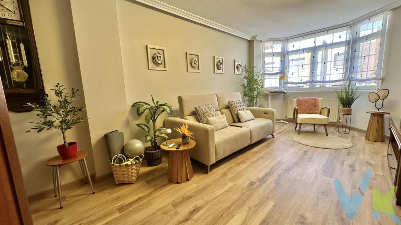  Dúplex  para entrar a vivir en el centro del Llano , perfecta orientación y con muchísima luz.. Consta  de tres dormitorios uno de ellos en la planta principal, dos baños (uno en suite), aseo, empotrados, amplia cocina con salida a pequeña terraza, salón, tratero bajo cubierta y garaje en planta sótano. Honorarios de intermediación inmobiliaria a cargo del vendedor y honorarios de mediación inmobiliaria del 2% más I.V.A. a cargo del comprador. El consumidor tiene derecho, conforme a la normativa vigente, a disponer de información y documentación adicional relativa al inmueble y condiciones de la compraventa, accesible en la sede física de la agencia en la calle Corín Tellado 1 bajo de Gijón o a través del correo electrónico info@tufincagestion.com. La agencia actúa exclusivamente como intermediaria en la operación. Cualquier compraventa y sus condiciones quedan sujetas en todo caso a la aceptación expresa del vendedor del inmueble y a la posterior formalización del correspondiente contrato. El presente anuncio tiene carácter meramente informativo; la información suministrada se corresponde con la disponible a la fecha de publicación, pudiendo variar en función de las circunstancias o actualizaciones legales, contractuales y fiscales. Gastos e impuestos no incluidos en el precio. A título orientativo, en segundas transmisiones, el comprador abonará el Impuesto sobre Transmisiones Patrimoniales (ITP). Para consultar los porcentajes del ITP en Asturias puede hacerlo a través de la web oficial de servicios tributarios del Principado de Asturias https://sede.tributasenasturias.es/sites/sede/default/es_ES/Que-quieres-hacer/Transmisiones-Patrimoniales-y-AJD. La base imponible será el mayor valor entre precio de compraventa, tasación o valor de referencia catastral. Gastos de notaría y registro aranceles variables según precio, número de copias y complejidad). El comprador escoge libremente notario. El vendedor asume, por ley, los gastos que le correspondan, salvo pacto en contrario. Si se precisa hipoteca: Tasación, condiciones y costes bancarios según entidad elegida por el comprador; así como los gastos de gestoría y cualesquiera otros inherentes a la formalización de la compraventa. De acuerdo con la ley, no se incluyen en el precio otros gastos o tributos que legalmente correspondan al comprador. 