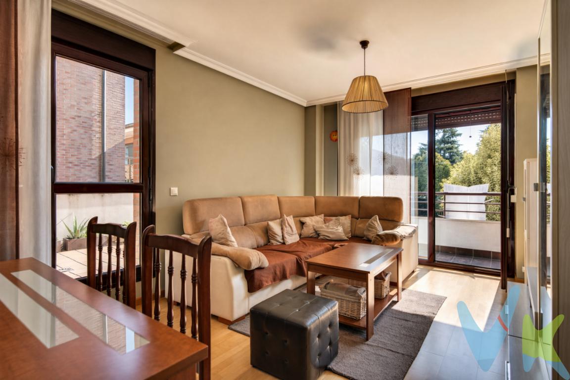 POSADA DE LLANERA, ¡¡Gran oportunidad, piso amueblado y listo para entra a vivir con 3 dormitorios, 2 baños y balón una amplia TERRAZA de 37 m²!!Adva. Prudencio González, en pleno corazón de Posada de Llanera, frente a plaza Constitución, ponemos a la venta un fantástico piso de 95 m2, distribuidos en recibidor, cocina independiente, salón-comedor , 3 dormitorios y dos baños  ( 1 suite), además de balcón y una amplia terraza de 37 m2.  La vivienda ideal para familia con hijos se encuentra en muy buen estado de conservación y se vende amueblada, por lo que ofrece la posibilidad de entrar a vivir sin necesidad de realizar inversión adicional alguna.La magnifica terraza de 37 m², uno de los grandes atractivos de esta propiedad, tiene su acceso directo desde el salón, su orientación al Este proporciona una agradable entrada de luz natural durante la mañana, un espacio amplio y privado ideal para disfrutar del aire libre, crear una zona de cenador y relajarse o disfrutar en familia y otro acceso directo desde la cocina, facilitando la los quehaceres diarios como tendedero y/o coladuría. La vivienda, construida en el 2007 (se completa con un amplio trastero en planta sótano de 6,5m2 incluido en el precio) se encuentra en un perfecto estado de conservación y lista para entrar a vivir,  esta ubicada en una 1ª planta con ascensor, entre otras calidades combina de suelos de parket y gres, y carpintería interior de madera y exterior de PVC \"climalit\" oscilobatiente, calefacción en todas las dependencias y agua por gas con caldera individual,¡¡¡PLAZA DE GARAJE OPCIONAL!!!Posada de Llanera, dispone de una ubicación estratégica entre Oviedo y Gijón, (solo 8 km de Oviedo por autovía) y solo 2 km de Lugo de Llanera, esta con conexión ferroviaria a las 2 grandes ciudades, permite moverse cómodamente sin depender del coche, ideal sobre todo si dispone de familia con niños. Además, al estar integrado en el corazón urbano de Posada de Llanera, ofrece todos los servicios esenciales a pocos minutos: colegios e Institutos, supermercados, bancos, centro de salud y comercio local. El entorno natural y deportivo, con espacios como La Morgal, rutas y zonas verdes cercanas, refuerza una forma de vida más saludable y familiar. ¡¡¡Contacta para solicitar más información o concertar una visita!!! El precio de venta no incluye los gastos e impuestos derivados de la operación. Corresponden al comprador el pago del Impuesto sobre Transmisiones Patrimoniales (ITP), calculado sobre el valor más alto entre el precio de venta y el valor de referencia catastral, así como los honorarios de notaría y registro según aranceles oficiales, teniendo el comprador libertad para elegir notario. Para consultar los porcentajes del ITP en Asturias puede hacerlo a través de la web oficial de servicios tributarios del Principado de Asturias https://sede.tributasenasturias.es/sites/sede/default/es_ES/Que-quiereshacer/Transmisiones-Patrimoniales-y-AJD. Asimismo, el comprador asumirá los gastos de tasación y costes bancarios si precisa hipoteca, junto con unos honorarios de mediación del 2% más IVA, con un mínimo de 2.000,00 mas IVA. Por su parte, el vendedor asumirá el pago de la plusvalía municipal y los honorarios de intermediación. Este anuncio es meramente informativo y los interesados tienen derecho a solicitar la documentación adicional del inmueble conforme a la normativa vigente.       