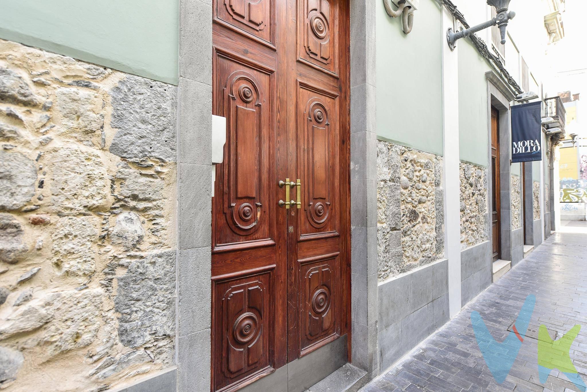 Se trata de un palacete del año 1903 que se encuentra en una de las mejores zonas para vivir del barrio de Triana - Vegueta, Calle Cano esquina con Calle Torres (ambas calles peatonales). Esta vivienda totalmente restaurada y reformada en el 2010 tiene una superficie construida de 542 metros cuadrados y dividida en dos plantas . El inmueble, todo exterior y por consiguiente absolutamente luminoso, ofrece una excelente oportunidad para entrar a vivir, caracterizado por sus techos altos , que proporcionan una sensación de amplitud y elegancia . Además cuenta con dos balcones que dan a las calles peatonales,  ideales para disfrutar al aire libre y de las vistas del encantador barrio. La vivienda consta de 2 plantas. La planta Noble, con 253 metros cuadrados distribuidos en 3 dormitorios amplios , uno de ellos con un enorme vestidor en dos alturas (anteriormente otro dormitorio), dos baños con plato de ducha, un distribuidor de 14 metros de largo por 3 de ancho, un salon con balcones de hierro forjado, comedor para 12 comensales , cocina totalmente equipada con su gran despensa  y Office anexo a la cocina. La planta superior conforma la terraza de la vivienda con 265 metros cuadrados con salón estar , TV, zona de despacho, un baño completo, torre de lavado, cocina completa, pérgola "Green Design ", comedor para 28 comensales , zona de estar y solarium. Esta azotea se ha reforzado para poder poner una posible piscina. El patio interior (en el sótano de la casa) constituido por 24 metros cuadrados alberga un dormitorio de servicio con mini baño. La ubicación es inmejorable, combinando la tranquilidad de una zona residencial con la conveniencia de tener comercios y servicios cercanos. Esta vivienda es ideal para aquellos que buscan un proyecto de renovación en una de las mejores zonas de la ciudad. La combinación de su ubicación y las características arquitectónicas hacen de esta vivienda una opción única en el mercado inmobiliario. En el  patio situado en el centro del edificio, que tiene su entrada a través del zaguán, y siendo la entrada común al edificio, podría ponerse un cajón para el ascensor. Esta propiedad no paga IBI, y tampoco paga agua de forma vitalicia. Esta propiedad no tiene garaje; los propietarios utilizan el "parking Triana " (calle Rafael Cabrera),a 2 minutos caminando de la casa y con salida/entrada directa a la Avenida Marítima, evitando así el trafico de otros parkings de la zona. Los gastos e impuestos derivados de la compraventa no están incluidos en el precio.