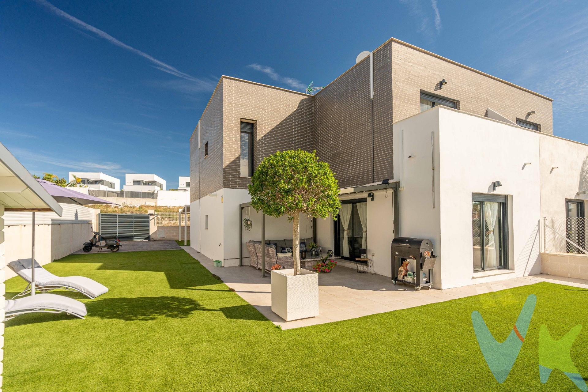 Imagina vivir en un chalet pareado moderno, luminoso y con cada detalle pensado para disfrutar. Esta espectacular vivienda de 2020, ubicada en la exclusiva urbanización Montesano, combina diseño contemporáneo, funcionalidad y una localización privilegiada frente a la zona de piscina comunitaria. Con una parcela de 319 m² y 163 m² construidos, este hogar se distribuye en dos plantas perfectamente aprovechadas. En la planta baja encontrarás un amplio y elegante salón-comedor con cocina americana abierta, ideal para compartir momentos en familia o con amigos. Dispone además de una habitación muy versátil y un baño completo. En la planta superior se ubican tres dormitorios y dos baños, uno de ellos en suite con un espacioso vestidor en la habitación principal. La casa está en estado seminuevo, con persianas eléctricas, materiales de primera calidad y la ventaja de tenerlo todo ya listo para entrar a vivir, sin esperas ni obras. El exterior te enamorará: amplias terrazas delanteras y traseras, zonas ajardinadas con césped artificial y una encantadora casita de madera que podrás adaptar como despacho, zona de juegos o espacio de relax. Además, su ubicación es la mejor dentro de la urbanización, justo frente a la piscina, lo que ofrece unas vistas abiertas, mayor amplitud y acceso directo desde la parcela. Dispone también de entrada peatonal y garaje privado con acceso desde la calle. Este chalet es mucho más que una casa: es un hogar pensado para vivir con estilo, comodidad y tranquilidad, a solo unos minutos de Valencia. Ven a conocerlo y descubre por qué esta vivienda enamora desde el primer momento. Tu vida en Montesano empieza aqui. Por mandato expreso del propietario, comercializamos este inmueble en exclusiva, lo que le garantiza el acceso a toda la información. Por este motivo, se ruega no molestar al propietario, a los ocupantes de la propiedad o a los vecinos. Muchas gracias por su comprensión. Si usted es agente inmobiliario y tiene un cliente para este inmueble, llámenos: estaremos encantados de colaborar. . 