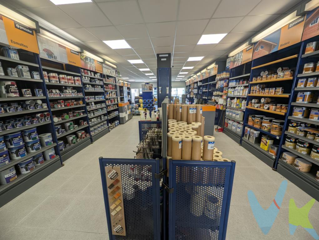 Se vende amplio local comercial en Colindres, ubicado en Calle Heliodoro Fernández ?EUR? Rcia La Glorieta, en una zona estratégica con gran visibilidad y excelente paso peatonal y rodado.Dispone de 144 m² construidos y 136 m² útiles, ofreciendo un espacio versátil ideal para múltiples actividades comerciales: oficina, despacho profesional, centro de servicios, comercio minorista o como inversión con alta rentabilidad.Gracias a su orientación este-oeste, el inmueble disfruta de buena luminosidad natural durante todo el día. Construido en 1995, cuenta con una estructura sólida y una distribución adaptable a diferentes necesidades empresariales.Su ubicación en una zona consolidada, rodeada de servicios y con buenas comunicaciones, lo convierte en una excelente oportunidad tanto para emprendedores como para inversores.? 144 m² construidos ? 136 m² útiles ? Excelente ubicación ? Gran visibilidad comercial ? Ideal para negocio o inversión ? Precio: 145.000 EURUna oportunidad única para establecer su negocio en una de las mejores zonas de Colindres.Solicite más información sin compromiso.Impuestos, gastos notariales y registrales NO INCLUIDOSHONORARIOS DE GESTION INMOBILIARIA 1% SOBRE EL PRECIO DE VENTA CON CARGO AL COMPRADOR