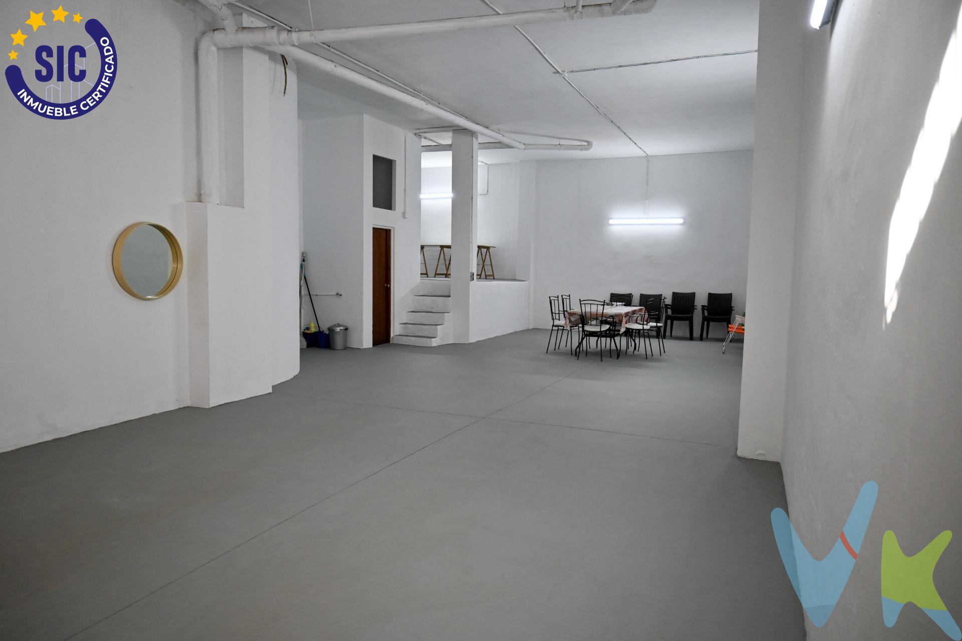 Oportunidad única en Xirivella! Amplio local en venta de 147 m2. Presentamos este amplio local en venta de 147 metros cuadrados, ideal para múltiples usos. Su luminosidad y espacio hacen de este local un lugar versátil, perfecto tanto para negocios como para uso particular. Características destacadas:. Superficie amplia: Con 147 m², ofrece un espacio generoso que se adapta a diversas necesidades. Luminoso. Vado autorizado: Equipado con vado que facilita el acceso, perfecto para actividades comerciales o como garaje. Alta de luz y agua: Con servicios ya dados de alta, listo para entrar a funcionar sin complicaciones. Aseo incluido: Comodidad adicional para el uso diario. Doble puerta de acceso: Facilita la entrada y salida de vehículos y mercancías. Espacio versátil: Ideal como garaje con capacidad para varios coches, como trastero para almacenar tus pertenencias o incluso para reuniones familiares. Ubicado en una zona de fácil acceso y con buena comunicación, este local representa una excelente inversión tanto para emprendedores como para quienes buscan un espacio donde desarrollar sus proyectos personales. ¡No pierdas la oportunidad de visitarlo! Contáctanos para más información y para agendar una visita. La descripción del presente inmueble e imágenes tienen mero carácter informativo y en ningún caso carácter contractual, pudiendo ser modificados por la inmobiliaria comercializadora sin que ello implique responsabilidad alguna frente a terceros. En el precio de venta a público, esta propiedad NO incluye los gastos de adquisición (Notario, registro, gestión, honorarios, etc…).