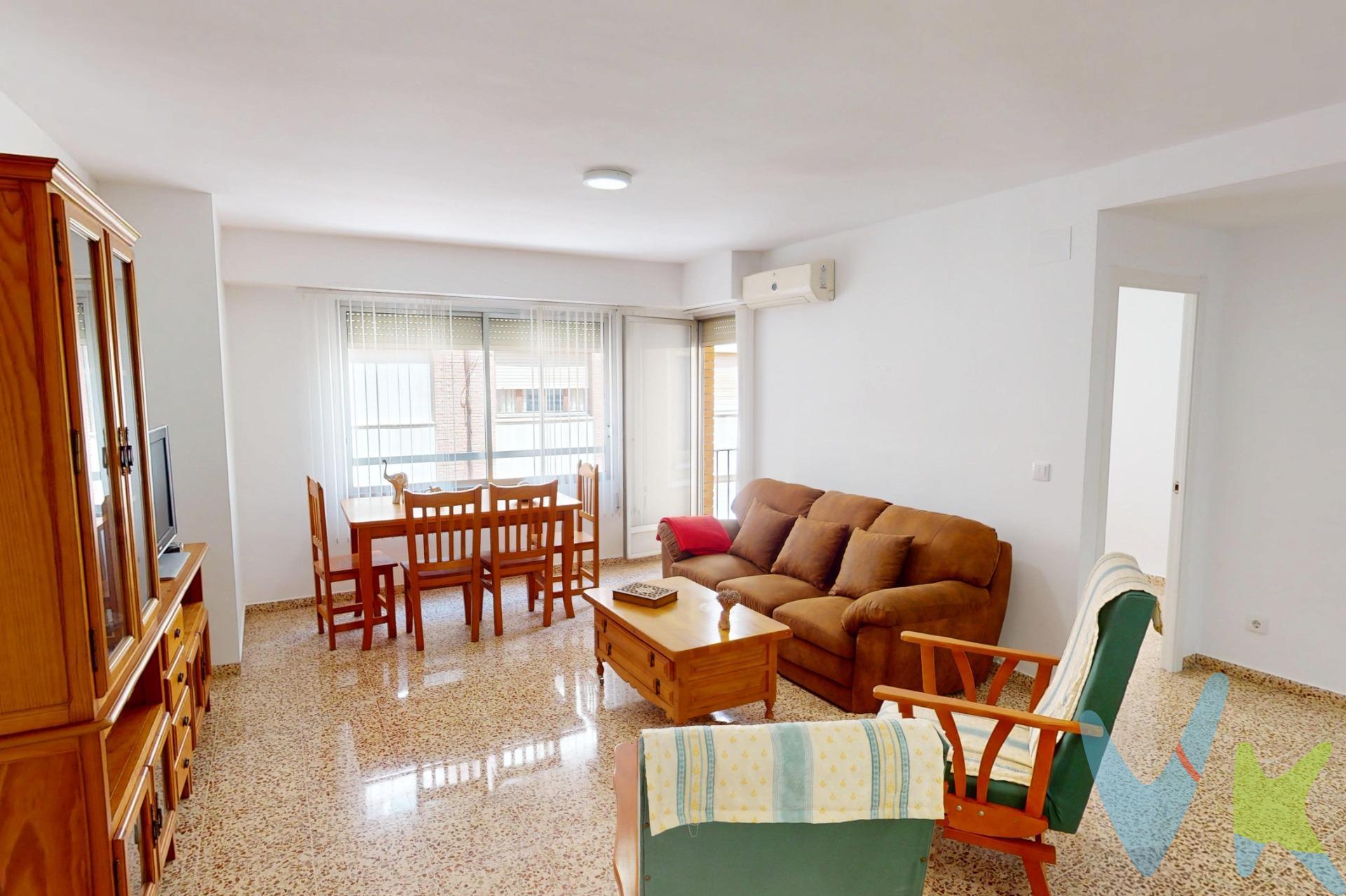 🏙️ Vivienda Reformada en el Centro de Castellón con Garaje, Trastero y Balcón – ¡Lista para Entrar a Vivir!. ¿Buscas una vivienda con todas las comodidades en el corazón de Castelló de la Plana?. Esta propiedad te ofrece espacio, luz y ubicación, además de plaza de garaje y trastero incluidos, algo cada vez más difícil de encontrar en el centro. 📍 Ubicación premium: zona Grupo La Paz, con todos los servicios a pie: comercios, transporte público, colegios, centros médicos y zonas verdes. 🛠️ Características destacadas:. 125,77 m² construidos / 99,49 m² útiles. Balcón con acceso desde el salón-comedor. 3 dormitorios: uno tipo suite con baño privado. 2 baños completos. Cocina independiente totalmente equipada. Salón comedor de casi 29 m² con balcón. Garaje y trastero incluidos en el precio. Primera planta real con altura de segunda (tiene entresuelo). 🔧 Reformado recientemente – entra a vivir sin necesidad de obras. ☀️ Orientación norte, edificio con ascensor y fachada caravista. 🏢 Comunidad: solo 58 €/mes. 📊 IBI: 397 €/año. 🏷️ Precio: 209.500 €. ✅ Extras incluidos:. Aire acondicionado y calefacción. Armarios empotrados. Videoportero. Gas ciudad. Acceso a terraza comunitaria en azotea. 📞 No dejes escapar esta oportunidad de vivir con todo en el centro. Llámanos y agenda tu visita hoy mismo.