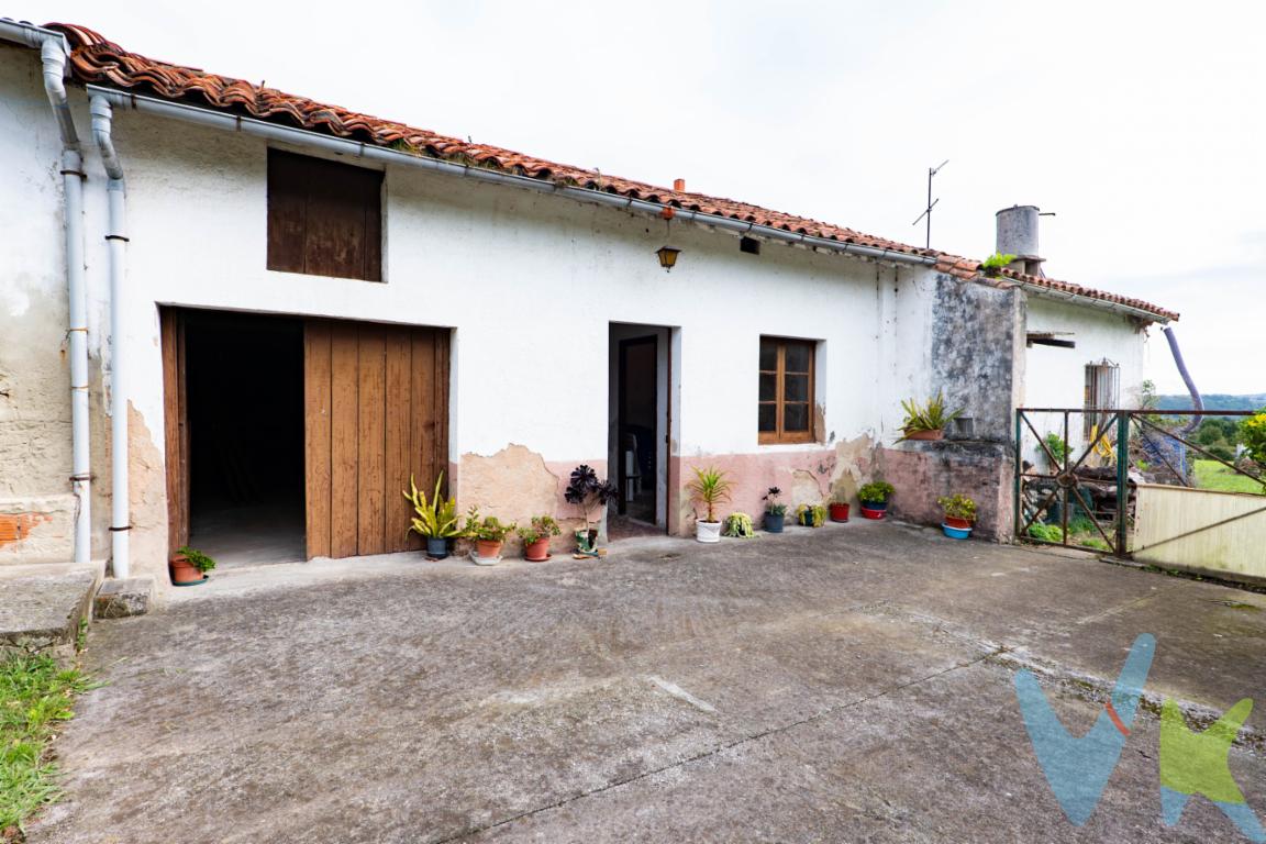 En Leorio, muy próxima a la Escuela de Fútbol de Mareo, se encuentra esta propiedad con un importante potencial para quienes buscan crear una vivienda totalmente a su medida en un entorno tranquilo y bien comunicado.La casa forma parte de un conjunto de viviendas adosadas que actualmente se encuentran todas ellas para reconstruir o rehabilitar íntegramente, disponiendo cada una de su propia parcela. Una oportunidad interesante para quienes quieran afrontar un proyecto de reforma integral y diseñar una vivienda adaptada completamente a sus necesidades.La propiedad se encuentra en una ubicación privilegiada de la zona de Mareo, con servicio de autobús urbano muy próximo y buenas comunicaciones con Gijón.La vivienda se desarrolla en una sola planta y cuenta además con cuadra y tenada aneja, espacios que amplían notablemente las posibilidades de redistribución y aprovechamiento dentro del futuro proyecto de rehabilitación.Uno de sus principales atractivos es el terreno. La propiedad dispone de una finca de aproximadamente 447 m², distribuida en dos zonas: unos 196 m² en la parte posterior, con acceso privado directamente desde el interior de la vivienda, y aproximadamente 251 m² en la zona delantera.En su estado actual, la construcción no reúne las condiciones necesarias para ser habitada y precisa una rehabilitación o reconstrucción integral. Sin embargo, su configuración, la parcela disponible y su ubicación ofrecen una magnífica base para transformarla en una estupenda vivienda habitual, segunda residencia o casa para disfrutar durante fines de semana y periodos vacacionales.Una propiedad pensada para quienes saben ver las posibilidades de un inmueble y buscan crear su propia casa desde el principio, disfrutando de espacio exterior, tranquilidad y un entorno privilegiado a escasa distancia de Gijón.Se informa a los interesados que el precio de venta indicado no comprende el Impuesto de Transmisiones Patrimoniales (ITP) , los gastos asociados a la compraventa (notaría, registro de la propiedad y otros) ni los honorarios de la agencia inmobiliaria a cargo del comprador.