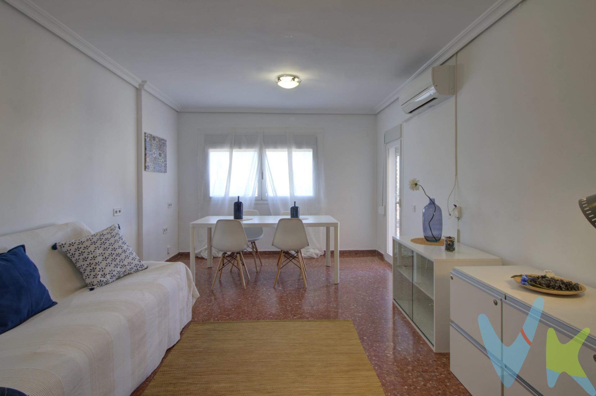 Si buscas amplitud real y una distribución que marque la diferencia en el día a día, este piso en Almenara te va a encajar. La vivienda destaca por una distribución que se entiende desde el primer momento: zona de día y zona de noche claramente separadas, pensadas para que la convivencia fluya con comodidad y privacidad. Sus tres habitaciones ofrecen espacio de verdad para crecer, trabajar desde casa o adaptarse a cada etapa. El salón comedor, amplio y orientado al sur, se llena de luz natural durante gran parte del día y se abre a un pequeño balcón que aporta ese respiro exterior tan agradecido. La cocina independiente, con galería, suma funcionalidad y orden al día a día, convirtiéndose en un espacio práctico más allá de lo estético. La vivienda cuenta con dos baños completos y dos armarios empotrados en los pasillos, una solución inteligente que libera las habitaciones y mejora la organización general del hogar. Se encuentra en una segunda planta con ascensor, dentro de un edificio de varias alturas, lo que aporta comodidad sin renunciar a una buena altura y luminosidad. Además, está lista para entrar a vivir; lo que permite empezar una nueva etapa sin necesidad de reformas. Ubicada en una zona consolidada de Almenara, combina la tranquilidad de un entorno residencial con la cercanía a comercios, colegios y servicios del día a día, además de buena conexión hacia la costa y poblaciones cercanas. Una vivienda pensada para quienes valoran el espacio, la luz y una distribución que realmente funciona. Si lo necesitas, te ayudamos con la financiación. El precio del inmueble no incluye los honorarios de la agencia que ascienden al 3% del precio final del inmueble más IVA, ni los gastos de notaría y registro de la propiedad (que están sujetos a aranceles y varían dependiendo del precio de escrituración), ni los impuestos (que en la Comunitat Valenciana dependen del precio del inmueble y de las características personales del comprador). Para mayor seguridad en la compraventa, todas nuestras viviendas poseen FICHA DE CERTIFICACIÓN DE INMUEBLES registrada por la Asociación de Inmobiliarias de la Comunidad Valenciana ASICVAL. Antes de comprar o de entregar las arras, pida el Certificado de la vivienda para estar seguro y tranquilo sobre la situación legal, urbanística y de cargas de la misma. RK ESTAÑOL, mercantil Inmobiliaria Quasablanqua, SL, está inscrita en el Registro de Agentes de Intermediación Inmobiliaria de la Comunidad Valenciana RAICV con el número de registro 1511. Almenara es un municipio de la provincia de Castellón que combina la tranquilidad de un entorno residencial con una ubicación estratégica entre Valencia y Castellón. Destaca por su cercanía a la playa —con espacios naturales como la Marjal de Almenara— y por ofrecer todos los servicios del día a día: comercios, colegios, transporte y buena conexión por carretera y tren. Un lugar cómodo para vivir, donde se mezcla el ritmo pausado de pueblo con la facilidad de tenerlo todo a mano. 