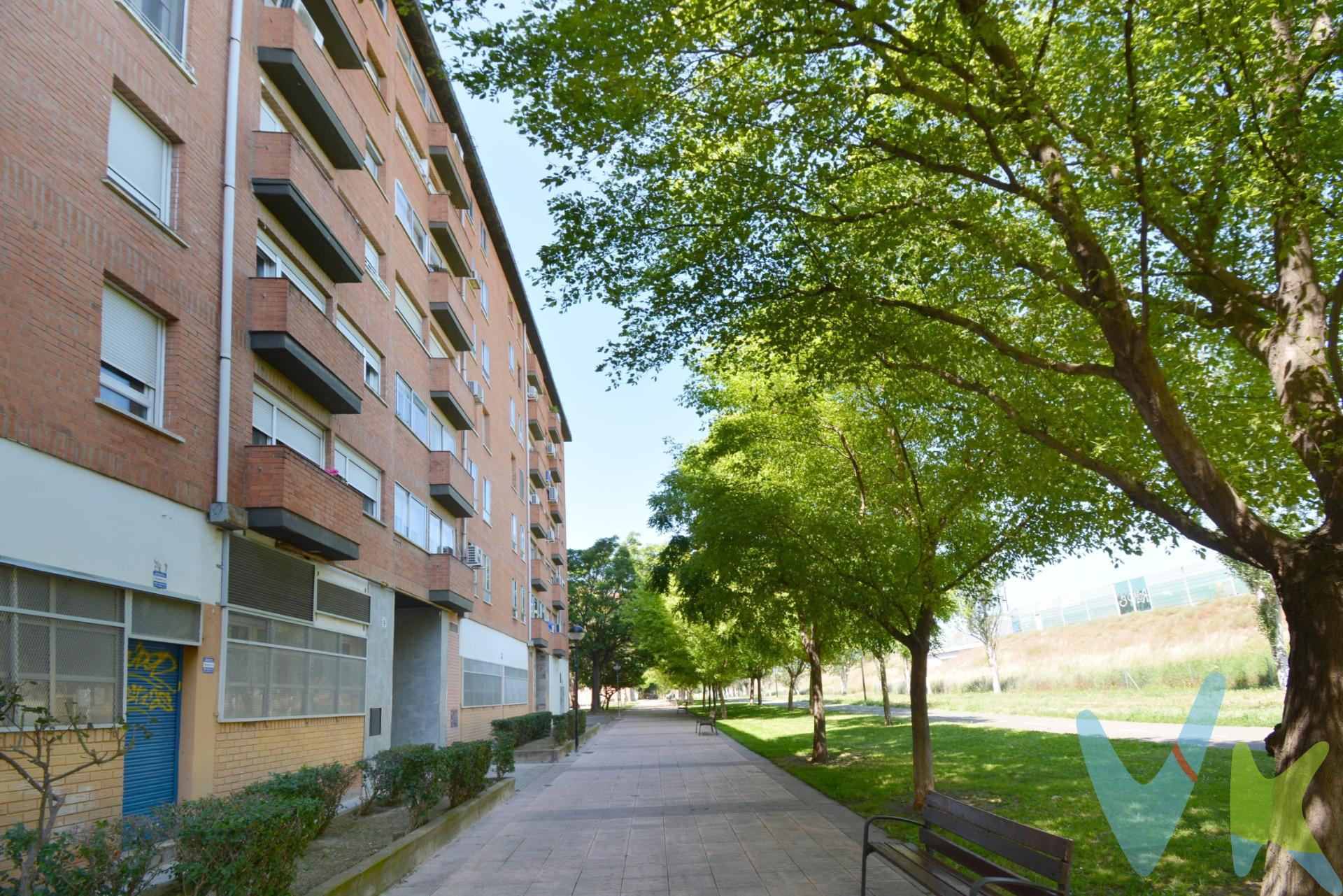 🏡 ¡TU NUEVO HOGAR TE ESTÁ ESPERANDO EN C/ FRANCISCO FERRER! 🌿. Descubre este luminoso piso exterior de 67 m² útiles, ideal para quienes buscan comodidad, tranquilidad y una excelente ubicación. ✨ Distribución funcional y acogedora:. - 3 dormitorios con luz natural. - Salón amplio para disfrutar en familia. - Cocina independiente equipada. - Baño completo. 🏠 Detalles que marcan la diferencia:. - Suelos de terrazo. - Ventanas PVC Climalit oscilobatientes. - Calefacción individual de gas y aire acondicionado en el salón. - Puerta blindada. 🌞 Orientación Sur, que llena cada rincón de luz natural. Ubicado en una zona tranquila y arbolada, perfecta para desconectar sin salir de la ciudad. 🚪 Portal con ascensor a cota cero – 100% accesible. 🚆 ¡Todo a tu alcance! Muy bien comunicado con Tranvía y carril bici. A un paso de:. - Comercios y supermercados. - Zonas de ocio y restauración. - Colegios y centros educativos. - Centro comercial y Campus universitario CPS. 🎥 ¡Haz ya el tour virtual 360º y no te pierdas la galería fotográfica!. 💰 ¿No sabes cuánto te saldría la hipoteca? ¡Te ayudamos con el estudio financiero sin compromiso!. 📲 Contáctanos por mensaje o llámanos para más información o para concertar tu visita. BUSCAMOS SOLUCIONES 🏡 ENCONTRAMOS HOGARES 💙