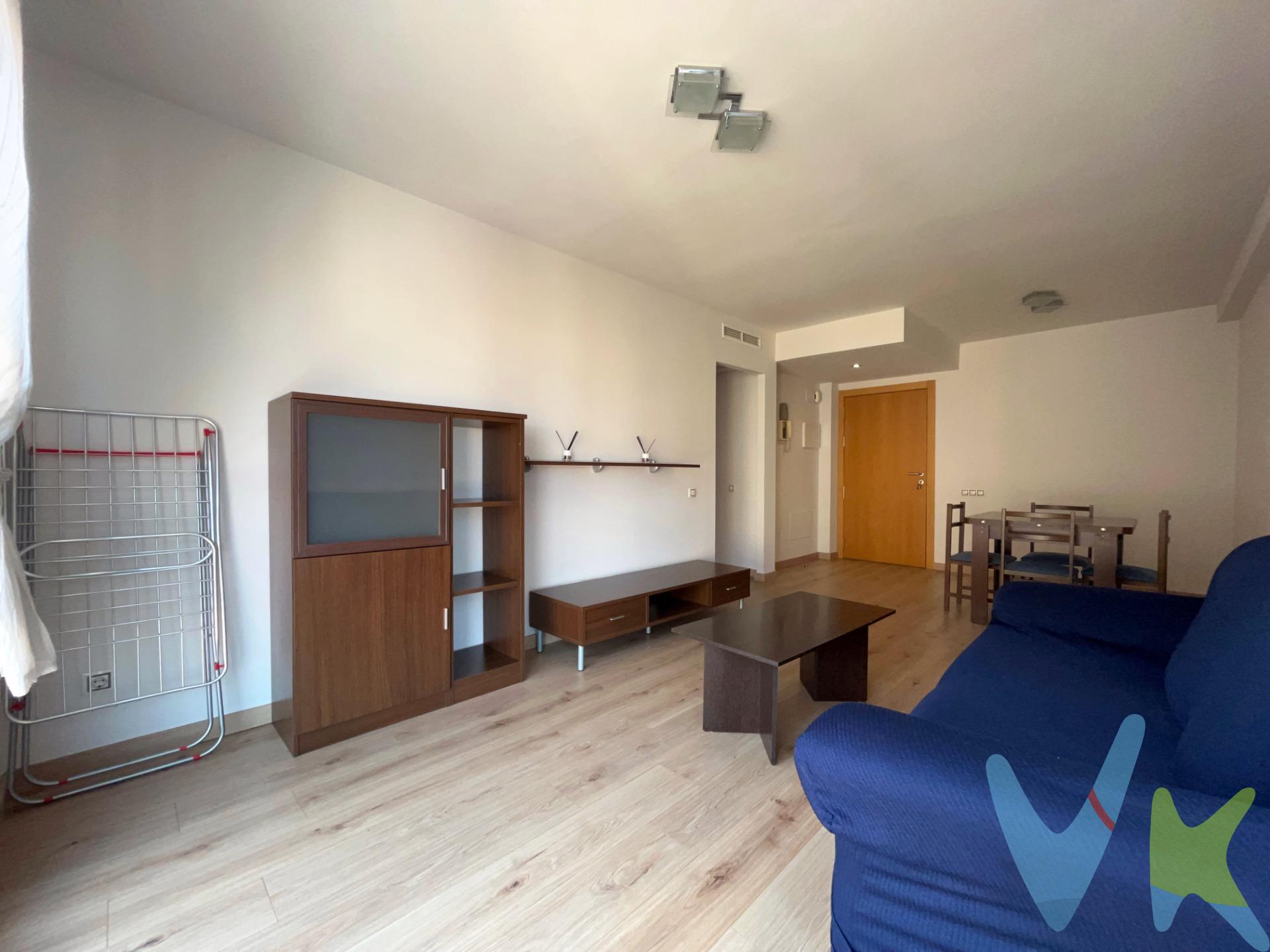 Vivienda de un dormitorio orientada al este y situada en la zona noroeste de Vila-real en perfecto estado para entrar a vivir. Se vende con todo el mobiliario y electrodomésticos necesarios para vivir. Está distribuida en salón amplio, cocina independiente totalmente amueblada, un dormitorio doble con armario empotrado y un baño completo. La vivienda dispone de climatización frío-calor por conductos. Cabe destacar el pavimento de tarima y mobiliario que permite entrar de inmediato a vivir. Ideal para solteros o para parejas sin niños, ya que la vivienda solo dispone de un dormitorio. Junto con la vivienda se vende una plaza de garaje y un trastero situados en planta sótano. 
