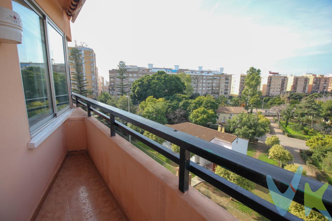 Descubre este magnífico piso esquinero EN EXCLUSIVA, una vivienda que destaca por su luminosidad natural, su excelente distribución y unas vistas despejadas al Triángulo Umbral que convierten cada día en algo especial.Cuenta con 3 dormitorios, 1 baño completo y 1 aseo, ideal para familias o para quienes buscan espacio y comodidad. La cocina independiente ofrece funcionalidad y orden, mientras que el salón-comedor, amplio y acogedor, se abre a uno de sus dos balcones, perfectos para disfrutar del exterior y de la luz durante todo el día.Al ser esquinero, la vivienda goza de mejor ventilación cruzada, mayor privacidad y una sensación de amplitud difícil de encontrar. El edificio dispone de ascensor, aportando un extra de confort en el día a día.Una propiedad cuidada, con encanto y ubicación privilegiada, ideal tanto como residencia habitual como inversión segura. Si buscas vistas, luz y una distribución práctica, este piso te va a enamorar. ✨Si estas intersad@ en visitarlo, no dudes en contactarnos.  Por mandato expreso del propietario, comercializamos este inmueble en exclusiva, por lo que garantizamos un servicio de calidad, un trato fácil, sencillo y sin interferencias de terceros. Por este motivo, se ruega no molestar al propietario, a los ocupantes de la propiedad, a los vecinos, o conserjes del edificio o urbanización si los hubiera. Muchas gracias por su comprensión. La oferta está sujeta a cambios de precio o retirada del mercado sin previo aviso. Este anuncio en su conjunto, incluyendo textos, fotos, imágenes o cualquier otro contenido del mismo, no es vinculante dado que la información es ofrecida por terceros y puede contener errores. Se muestra a título informativo y no contractual.Este inmueble se vende en cuerpo cierto y las medidas expuestas en el anuncio son aproximadas.Agencia Registrada con el N.º 00101 en el Registro Obligatorio de Agentes Inmobiliarios de la Comunidad Valenciana. Puede consultar en la web de la GVA.El precio del inmueble no incluye los honorarios de la agencia que ascienden al 3% del precio final del inmueble, ni los gastos de notaría y registro de la propiedad (que están sujetos a aranceles y varían dependiendo del precio de escrituración), ni los impuestos (que en la Comunitat Valenciana varían dependiendo del precio del inmueble y de las características personales del comprador