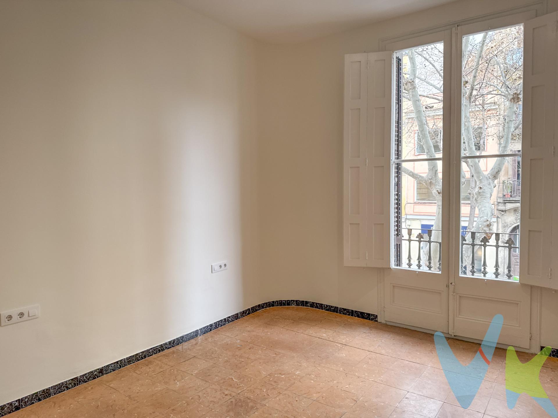 . Te presentamos esta fantástica vivienda situada en una de las zonas más demandadas de Sants, a escasos minutos de la Plaça de Sants y de la Estación de Sants, con excelente conexión a transporte público y todos los servicios. La vivienda se encuentra en una primera planta con ascensor (con acceso cómodo dentro de la finca) y destaca por ser esquinera y muy luminosa, con ventanas en todas las estancias. Cuenta con:. 	•	3 habitaciones (una de ellas doble de gran tamaño). 	•	1 baño completamente reformado. 	•	Salón luminoso. 	•	Terraza con zona de lavadero. 🔧 Reforma parcial realizada. El piso ha sido actualizado recientemente, incluyendo:. 	•	Instalación eléctrica totalmente nueva. 	•	Instalación de agua renovada. 	•	Techos bajados con iluminación LED integrada. 	•	Vivienda completamente pintada. 	•	Puerta de entrada y acceso a la escalera nuevos. 	•	Baño totalmente reformado. 🍳 Cocina a tu gusto. La cocina, que se encontraba en mal estado, ha sido retirada por completo, dejando el espacio preparado para diseñarla a medida. 👉 Ya dispone de instalaciones listas, lo que te permitirá crear una cocina totalmente personalizada según tus necesidades y estilo. . Una excelente oportunidad para quienes buscan una vivienda con gran parte de la reforma ya hecha, en una ubicación inmejorable, y con la posibilidad de terminarla a su gusto. Dispone de cédula de habitabilidad. NOTA :. En los importe ofertado no están incluidos los impuestos ni las tasas que se aplican en la compraventa o alquiler ni ninguno de los gastos de formalización. Las fotografías, vídeos y demás documentación gráfica pueden no corresponder con la realidad, sí como los metrajes y superficies no tienen carácter contractual. Salvo que se indique específicamente, los muebles y el equipamiento que aparecen en los anuncios no están incluidos en el precio. Tampoco están incluidos en el precios los gastos e impuestos de formalización de la compraventa : IVA, ITP, Notario, Registro, etc. 