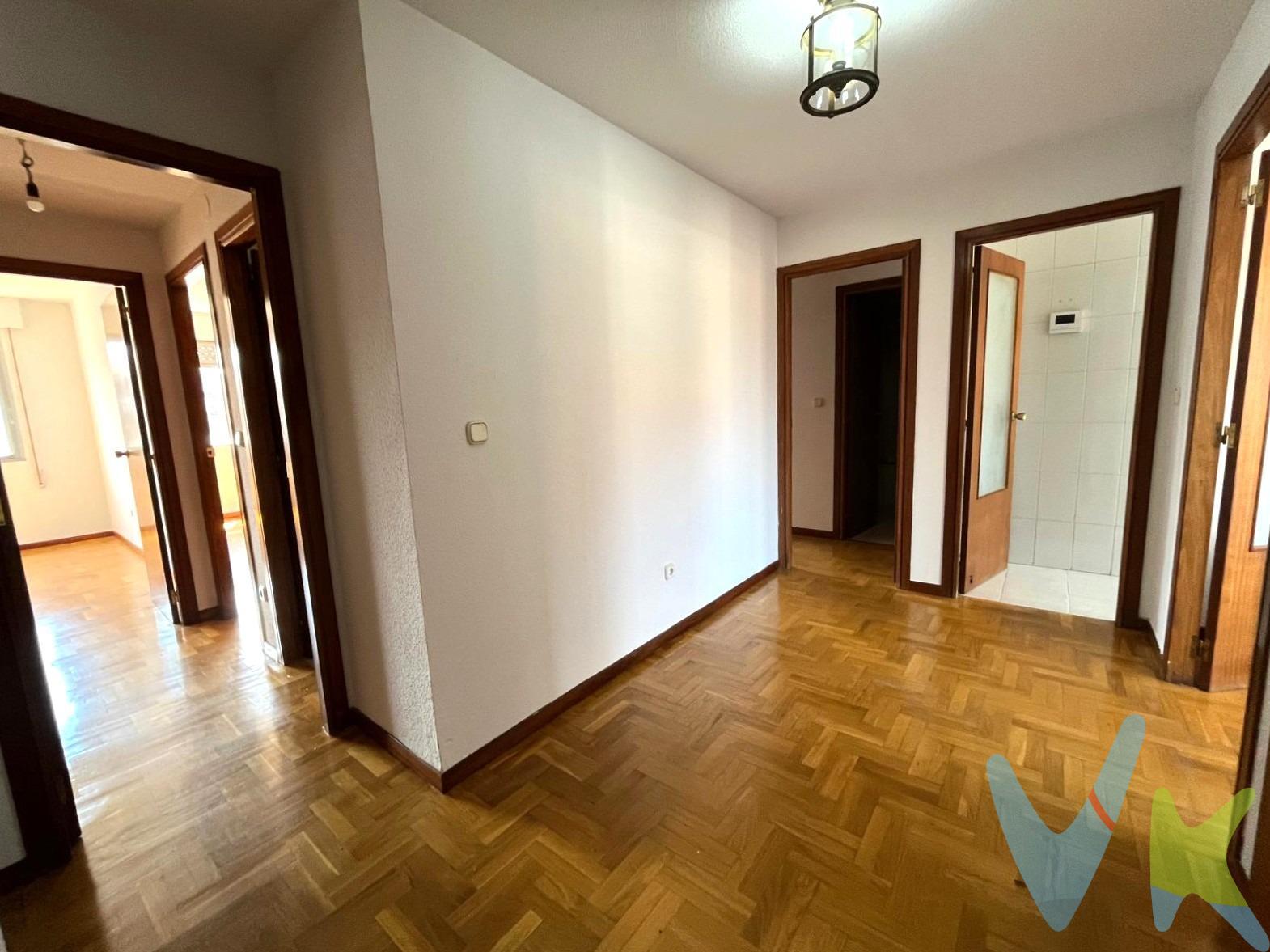 Quieres vivir en Mendebaldea y reformarlo a tu gusto?  Pues aquí está tu vivienda. Super luminoso piso en la séptima planta, en el mismo centro de Mendebaldea, uno de los barrios más completos y dinámicos de la ciudad. Ubicado junto al complejo hospitalario, este inmueble te ofrece comodidad y accesibilidad a todo tipo de servicios: comercio, centro de salud, colegios, hoteles, conservatorio, biblioteca pública y excelente transporte público. El piso cuenta con una distribución muy bien aprovechada, con tres dormitorios amplios y armarios empotrados, dos baños completos,  salón comedor espacioso y una cocina independiente con tendedero exterior, ideal para disfrutar de la luz natural y un ambiente agradable. Todo el inmueble es exterior, lo que garantiza una gran luminosidad en todas las estancias, excepto los baños. Aunque necesita reforma, es una excelente oportunidad para personalizar tu hogar a tu gusto en una zona privilegiada. Además, el precio incluye una plaza de garaje en el mismo edificio, facilitando tu movilidad y comodidad. No pierdas la oportunidad de vivir en un barrio con todo a tu alcance y en un piso con mucho potencial. ¡Contáctanos para más información y agenda tu visita!