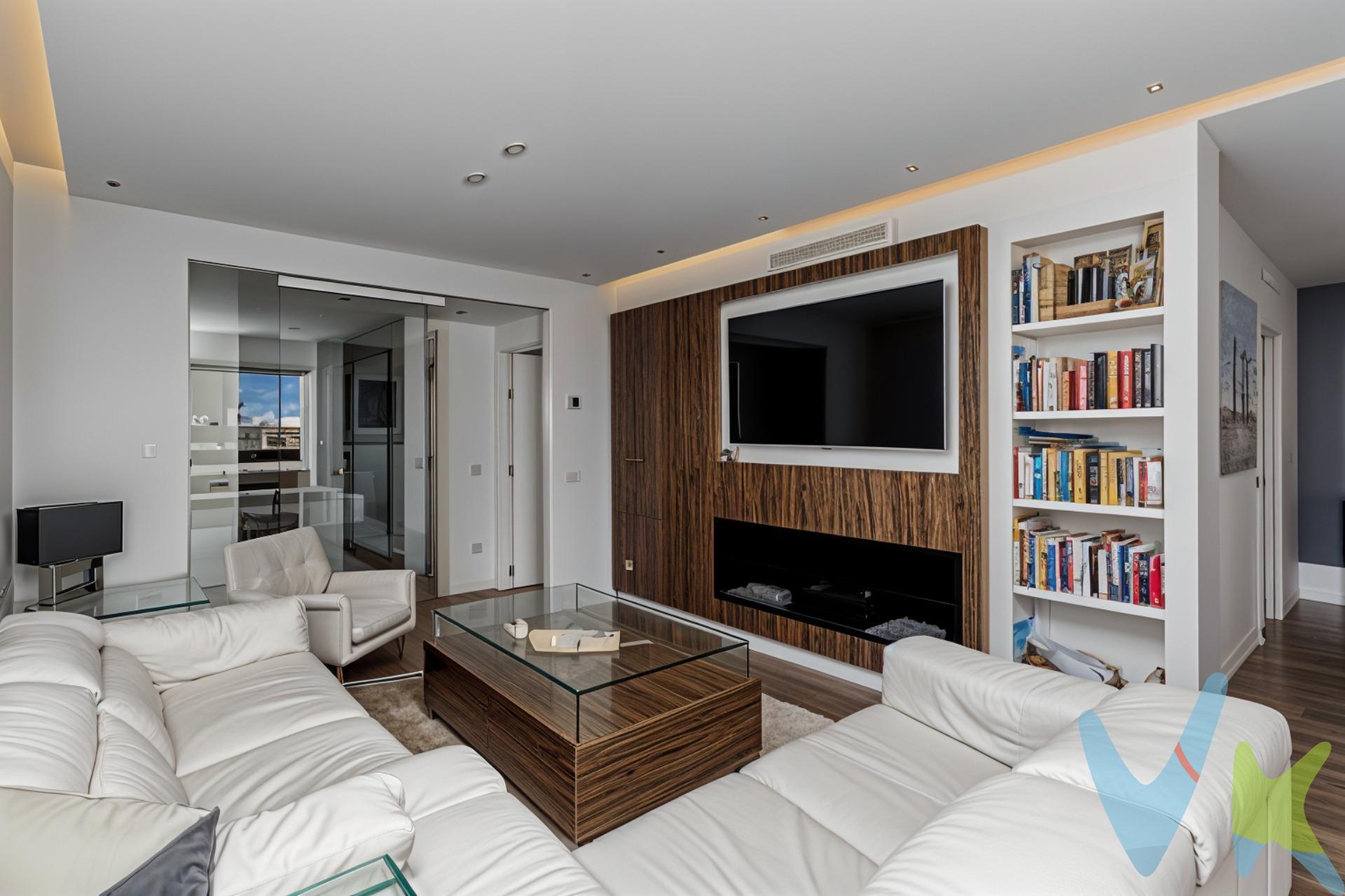 Vivir en una décima planta con vistas a todo Madrid es un privilegio al alcance de muy pocas viviendas, y esta es una de ellas. Desde el primer instante, nos encontramos con una vivienda completamente reformada y exterior con espacios amplios, vistas despejadas de la ciudad que convierte el hogar en un auténtico mirador y muchísima luz. El amplio hall de entrada nos da paso al salón independiente con terraza y comedor con enorme ventanal, se trata de una estancia generosa y elegante, perfecta para diferenciar con claridad la zona de estar y el comedor. La luminosidad, junto con el suelo de tarima, aporta una agradable calidez y continuidad visual. El comedor, separado del salón, invita a reuniones familiares y cenas tranquilas, manteniendo la independencia y el confort de cada ambiente. La cocina, amplia y funcional, se presenta amueblada y cuenta con un valor añadido cada vez más difícil de encontrar: despensa y zona de lavado independiente, ideal para quienes valoran el orden, la capacidad de almacenaje y la practicidad en el día a día. La zona de descanso está compuesta por cinco dormitorios de excelente tamaño, versátiles y adaptables a cualquier necesidad. La vivienda se completa con tres baños completos y un aseo, bien distribuidos para dar servicio con comodidad a toda la casa. El precio incluye plaza de garaje y trastero en la misma finca. Cabe destacar, además, que el edificio dispone de acceso PMR, convirtiendo esta vivienda en una opción inclusiva, cómoda y preparada para todas las etapas de la vida. Dispone de conserje, montacargas y cuarto de basuras. Ubicada en la calle Santiago Rusiñol, una vía tranquila y residencial, rodeada de edificios consolidados y zonas verdes, ofrece un entorno silencioso sin renunciar a la cercanía de servicios y excelentes comunicaciones. Ciudad Universitaria es una de las zonas más valoradas de Madrid por su equilibrio entre naturaleza, servicios y conexión, con universidades, hospitales, comercios de proximidad, metro, autobuses y rápidos accesos al centro de la ciudad. Por metros, distribución, accesibilidad y ubicación, este piso representa una oportunidad excepcional para quienes buscan una vivienda amplia, exterior y totalmente reformada. Información adicional:. •	Metros construidos según registro: 192,71 m². •	Metros catastrales: 251M2 (vivienda 180 m², parking 12 m², trastero 5 m², más elementos comunes). •	Metros útiles aproximados: 170 m². Este anuncio no es vinculante y puede contener errores. Se muestra a título informativo y no contractual. El precio publicado no incluye el mobiliario ni la decoración, ni los impuestos, ni los honorarios derivados del servicio de compra. El comprador asumirá, además del precio de compraventa, un coste adicional del 3 % del precio del inmueble en concepto de servicio de gestión, asesoramiento y acompañamiento en todo el proceso de compra; un 6 % correspondiente al Impuesto de Transmisiones Patrimoniales (ITP); los gastos de notaría, que supondrán aproximadamente entre un 0,2 % y un 0,5 % del valor de la vivienda; y los gastos de inscripción en el Registro de la Propiedad, estimados entre un 0,1 % y un 0,25 % del precio de compraventa. 📞 Contacta para más información o para concertar una visita. 