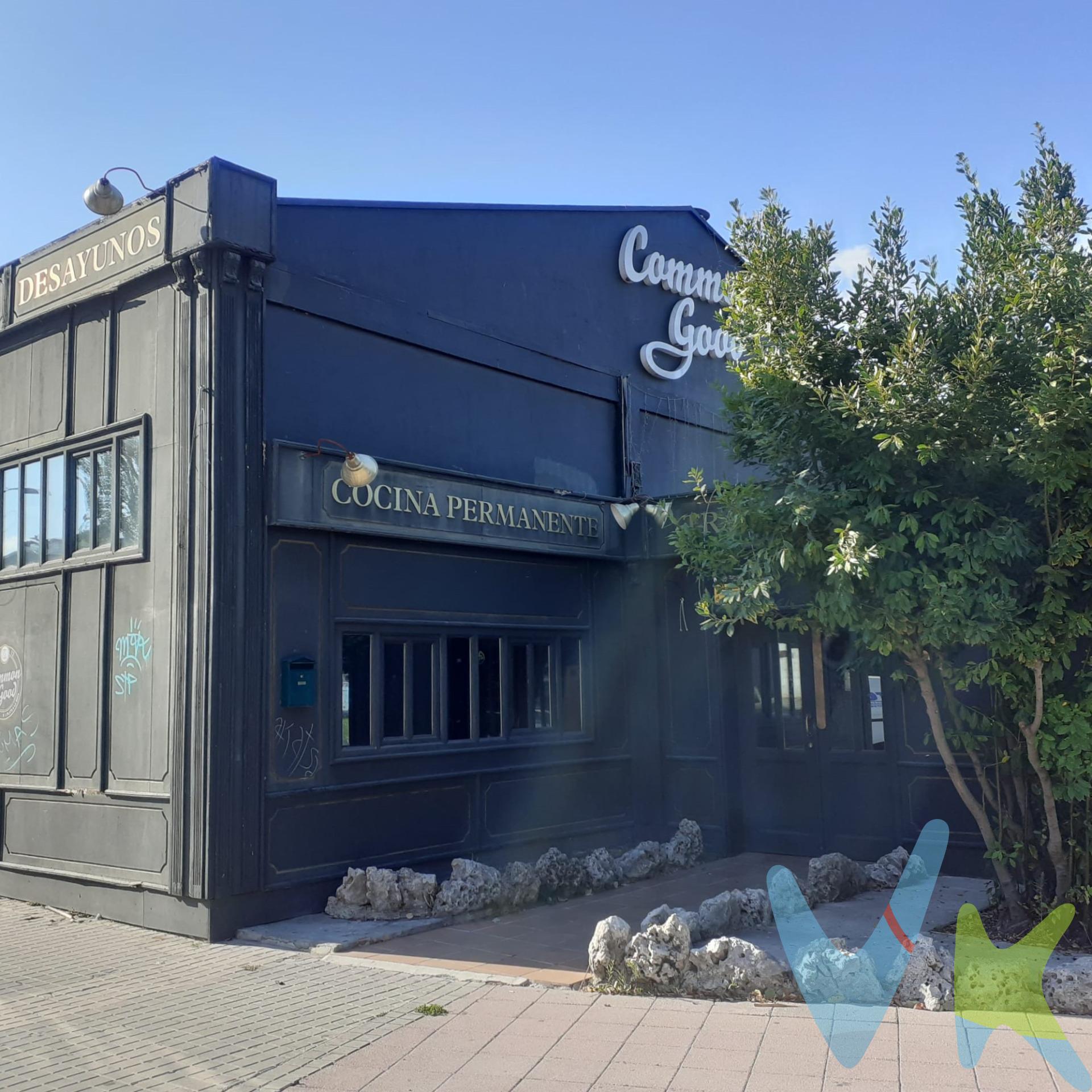 Le presentamos una excepcional oportunidad comercial ubicada en la mejor zona del polígono de Barañain, ideal para emprendedores e inversores. Esta nave cuenta con un amplio espacio que se extiende sobre 452 m2, lo cual brinda múltiples posibilidades para desarrollar cualquier tipo de actividad económica. Anteriormente funcionó como restaurante y ahora requiere rehabilitación, permitiendo al nuevo propietario personalizar el inmueble según sus necesidades y visiones comerciales. Su estratégica ubicación junto al nuevo acceso al polígono de Landaben garantiza alta visibilidad y fácil acceso tanto a clientes como proveedores. No pierda esta ocasión única para establecer su negocio en un entorno dinámico y prometedor.