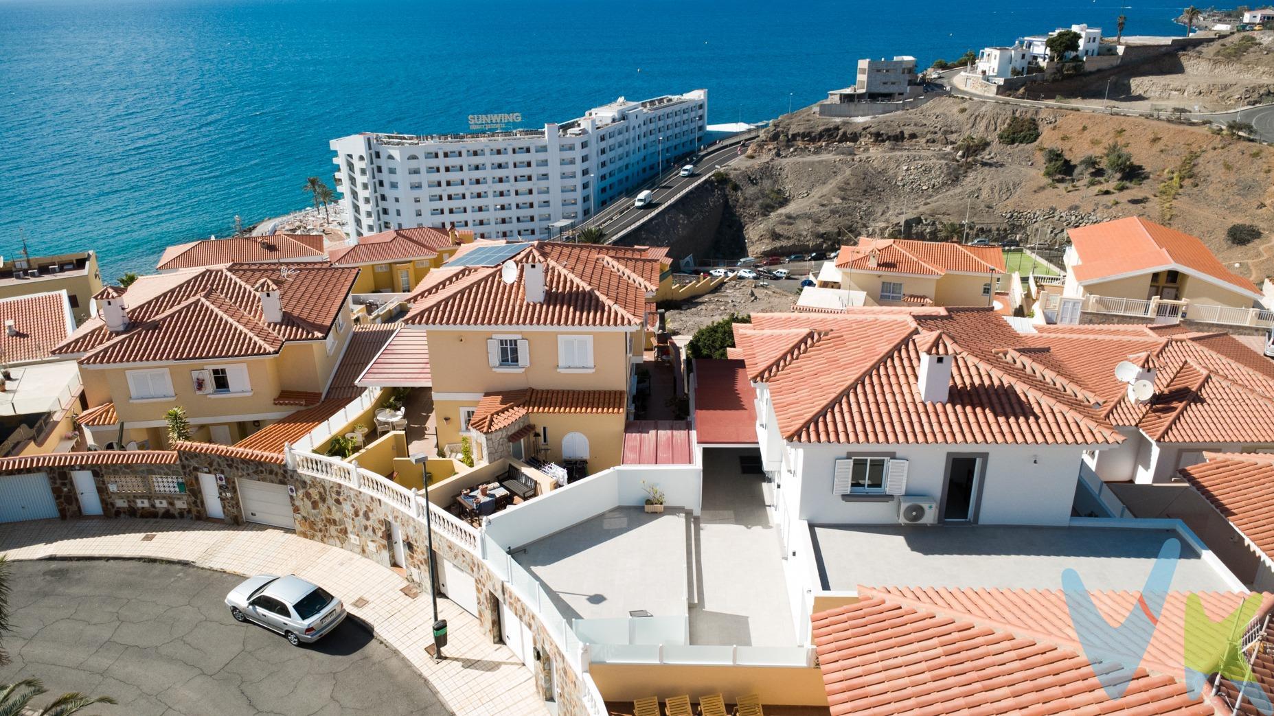 En una tranquila y encantadora calle de Loma Dos, se encuentra esta magnífica vivienda independiente, un hogar diseñado para ofrecer el máximo confort y una calidad de vida excepcional. Con una distribución de tres plantas, esta propiedad destaca por sus amplios espacios, funcionalidad y detalles de lujo. Cuenta con cinco dormitorios llenos de luz natural, ideales para acomodar a toda la familia o para convertir alguno de ellos en un despacho o sala de juegos, según tus necesidades. La vivienda dispone de varias terrazas que ofrecen todas las orientaciones posibles, permitiéndote disfrutar del sol durante todo el día. Entre ellas, destaca la terraza principal, que ha sido cerrada para mayor confort y brinda unas espectaculares vistas al mar, un rincón perfecto para relajarte mientras contemplas el horizonte. El interior ha sido completamente reformado con materiales de primera calidad, cuidando cada detalle para garantizar una experiencia de vida única. La cocina, diseñada con gusto y equipada con electrodomésticos de las mejores marcas, es el corazón de esta casa, ideal tanto para los amantes de la gastronomía como para quienes valoran la practicidad en el día a día. Las grandes cristaleras no solo inundan los espacios de luz natural, sino que también conectan armoniosamente el interior con el exterior, creando una sensación de amplitud y bienestar en cada rincón. Además, esta vivienda cuenta con un amplio garaje que ofrece espacio suficiente para varios vehículos y almacenamiento adicional, resolviendo cualquier necesidad de espacio extra. El sistema de aire acondicionado garantiza el confort en todas las estaciones, y el filtro de agua añade un toque práctico y sostenible al hogar. Ubicada en la prestigiosa zona de Loma Dos, esta propiedad goza de una ubicación estratégica, cerca de todos los servicios esenciales como supermercados, restaurantes y centros de ocio, pero al mismo tiempo en un entorno tranquilo que permite disfrutar de la paz y privacidad que tanto valoras. Rodeada de naturaleza y con fácil acceso a múltiples actividades al aire libre, este hogar es una verdadera joya para quienes buscan un equilibrio perfecto entre comodidad, estilo y ubicación. ###Distribución. La vivienda se distribuye en 3 plantas:. Planta semisótano (104.4 m²):  Dos dormitorios, baño, salón. Garaje para varios vehículos. Planta baja (65.37 m²): Salón, cocina, despacho, 1 baño, terraza cubierta y terraza exterior. Planta alta (55.25 m²): 3 dormitorios uno de ellos con balcón, baño y terraza. ###Aviso legal. El plano publicado debe ser considerado como croquis orientativo, no como reflejo exacto de la realidad física del inmueble, pudiendo existir inexactitud en el trazado del plano y en las medidas. Precio no incluye impuestos y gastos de la compraventa. Los más importantes son: Impuesto de Transmisiones Patrimoniales (6,5%), así como los honorarios de Notario, Registro de la Propiedad y gestoría. Generalmente debemos calcular aquí un 8-10% del precio, aunque le entregaremos una estimación detallada para cada propiedad concreta por la que Vd. se interese.