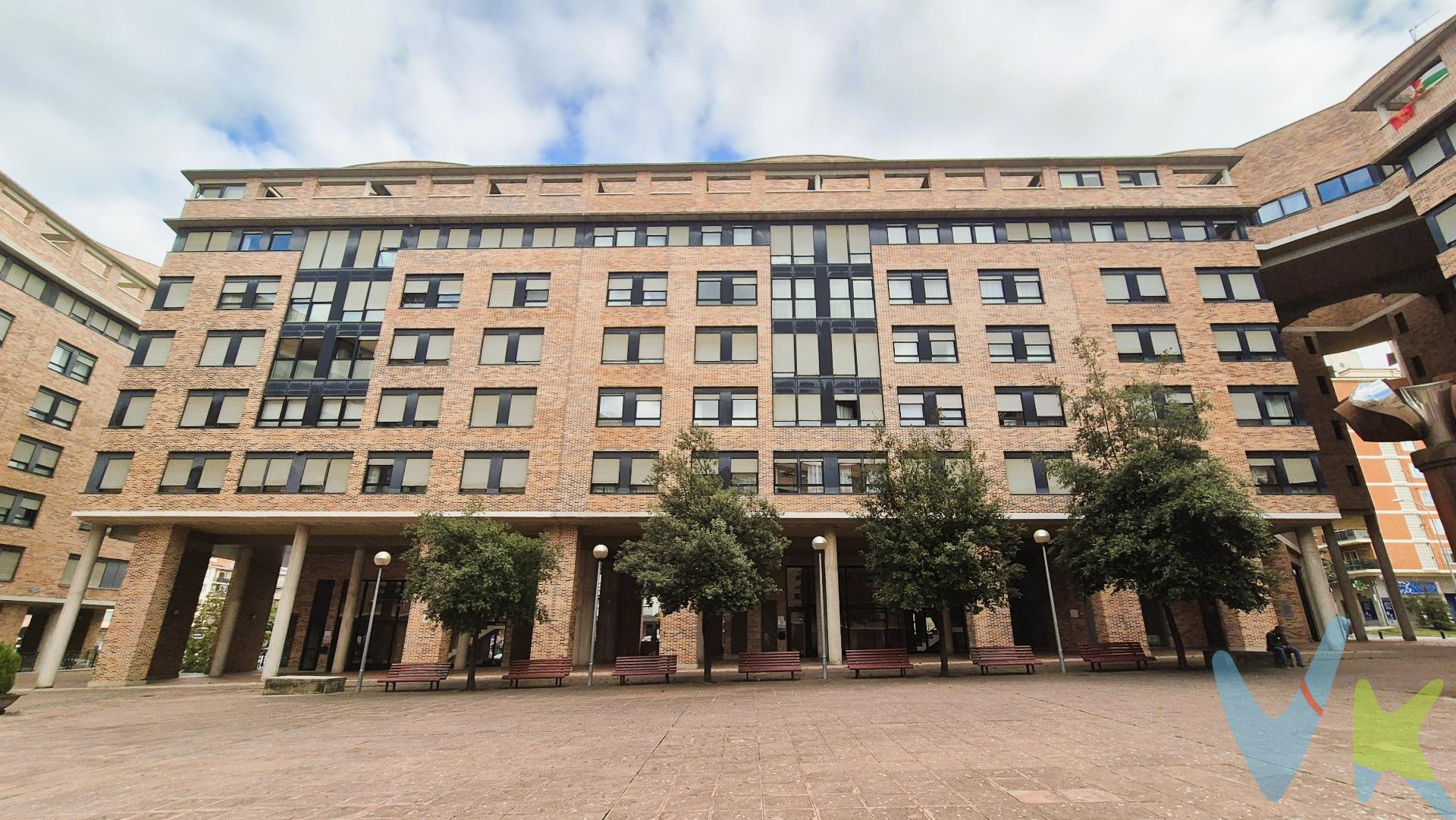 Coqueto y completo apartamento situado en la zona límite entre Pamplona y Barañáin. Zona tranquila y cómoda, con todos los servicios, varias líneas de transporte urbano, centros comerciales,  cerca de todo el complejo hospitalario y facultades de medicina y enfermería. Y acceso directo al polígono de Landaben. En un edificio de calidad, fácilmente reconocible. Una distribución práctica sin pérdidas de superficie, Salón y dormitorio orientados a la plaza. En buen estado de conservación. Listo para entrar a vivir o alquilar. En el sótano amplia plaza de garaje y trastero contiguo. Por la ubicación y tamaño es muy poco común. Llama, te invitamos a visitarlo. 