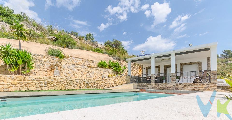 Ref. 04273.- EXCLUSIVA- Chalet en les Mallaes (Pedralba). ¿Buscas tranquilidad, naturaleza y una vivienda lista para disfrutar? Este precioso chalet esquinero situado en la urbanización Mallaes, en Pedralba, es justo lo que necesitas. Con una parcela de 2.614 m² y una vivienda cómoda de 64 m² en una sola planta, esta propiedad ofrece el equilibrio perfecto entre funcionalidad y entorno natural. La casa cuenta con un salón luminoso con cocina integrada, dos dormitorios, y un baño completo. Todo ello con acabados de calidad: suelos de gres, ventanas de aluminio con climalit y puertas lacadas en blanco. Destacan sus dos terrazas cubiertas, ideales para disfrutar al aire libre durante todo el año. La terraza delantera, junto a la amplia piscina con lámina de PVC y depuradora, ofrece unas vistas espectaculares a la montaña, mientras que la segunda terraza invita al relax en un entorno tranquilo y privado. Además, la parcela dispone de:. ✔️ Zona de barbacoa cerrada. ✔️ Tres prácticos trasteros. ✔️ Garaje cubierto. ✔️ Mirador con vistas privilegiadas. Suministros:. 🔋 Electricidad mediante placas solares con baterías, ideal para un consumo eficiente y sostenible. 💧 Agua de pozo con contador, garantizando abastecimiento y control. Ubicación y accesos:. 🚌 Parada de autobús en la entrada de la urbanización. 🏥 Muy próxima al hospital, lo que aporta seguridad y tranquilidad. 📍 A tan solo 10 km de Llíria y todos sus servicios. ✈️ A unos 40 minutos en coche del aeropuerto de Valencia. Una propiedad perfecta tanto como residencia habitual o segunda vivienda, en una zona tranquila, rodeada de naturaleza y bien comunicada. Información importante:. Gastos de intermediación, notaría, registro de la propiedad, gestión de cambio de nombre e impuesto de transmisiones patrimoniales no incluidos en el precio del inmueble ofertado. Por expreso deseo del propietario, este inmueble se comercializa en exclusiva por nuestra empresa. Rogamos no contactar directamente con la propiedad. Para visitas, contacte con nosotros. Información al consumidor:. La compra del inmueble conlleva honorarios adicionales a consultar. 📄 Servicios incluidos:. Supervisión de documentación y estado registral. Negociación con el vendedor. Redacción de contratos. Seguimiento de la operación hasta la firma. Presentación a entidades financieras. Acompañamiento al tasador. Visitas adicionales al inmueble. Cambio de suministros eléctricos y de agua (y gas si aplica). 📞 Contacta con nosotros para más información y visitas: 962781409. 🌐 Llíria Home Inmobiliaria: www.lliriahome.com. #exclusiva=venta=compromiso #inmobiliarialiria #lliriahomeinmobiliaria #firmanotaria #clientescontentoslliriahome. 