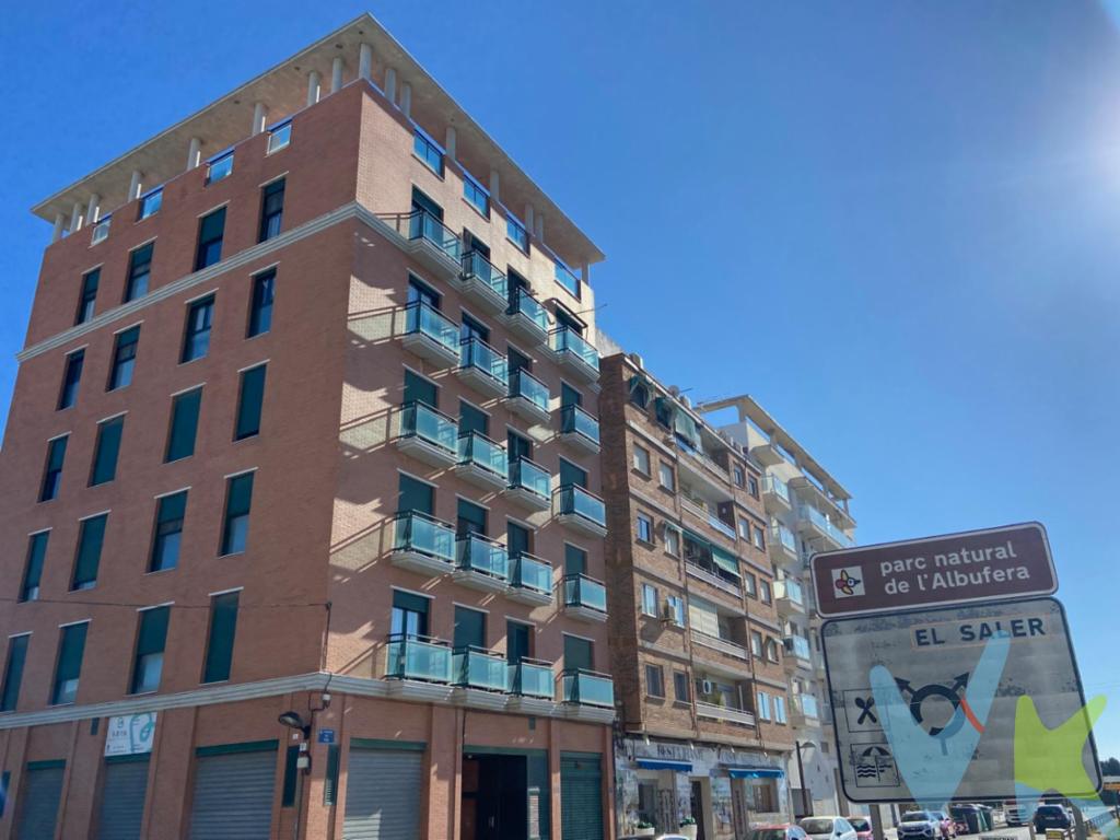 Esta propiedad en cualquier lugar de València sería una gran vivienda por sus características ; ciento seis metros con diez decímetros cuadrados útiles distribuidos en comedor -salón, cocina independiente con galería , tres habitaciones, dos cuartos de baño. Todas las estancias exteriores excepto un cuarto de baño, esquinera con dos balcones en salón comedor y otro en la cocina con salida desde la galería, incluido en el precio plaza de garaje en el mismo. Pero su entorno es lo que le hace única, ¿ imaginas poder ver el amanecer desde tu habitación sobre nuestro mar mediterráneo y los atardeceres desde tu salón sobre el parque natural de la Albufera? . Pues deja de imaginarlo y empieza a disfrutarlos, tu hogar estará enclavado en una tercera altura en un edificio construido en el 2006 de pocos vecinos,  en lo que fue un territorio dependiente del antiguo municipio Russafa y hoy es un barrio o pedanía de la ciudad de València; Pinedo, lugar que está rodeado de huerta, arrozales ya que parte de su territorio incluido dentro del Parque natural de la Albufera , un auténtico oasis, no solo para las personas sino también para los miles de aves que frecuentan sus importantes humedales cada año. Puedes explorar sus diferentes ecosistemas en rutas a pie o en bici, o relajarte en un paseo en barca, y terminar degustando una tradicional paella valenciana entre los arrozales que dieron origen a este plato. y el mar mediterráneo desde su maravillosa playa de arenas finas que enlazan con la Dehesa del Saler siendo en realidad una prolongación de la misma la playa de la localidad. Si decides vivir aquí, disfrutaras de la playa los veranos y el resto del año de circuitos de ciclo turismo o paseo que la recorren en paralelo a la playa flanqueados por zonas verdes de vegetación mediterránea o disfrutar de los multiplex locales de restauración del paseo marítimo. En definitiva, la máxima calidad de vida donde disfrutar de la naturaleza no es incompatible con vivir en una ciudad amable y cosmopolita como València. El precio incluye plaza de garaje en planta sótano del mismo edificio donde puedes acceder directamente a tu casa.Este inmueble ha sido certificado para su promoción y venta en el Servicio de Inmuebles Certificados de ASICVAL por un profesional acreditado en Registro de Agentes Inmobiliarios de la Comunitat Valenciana con número de inscripción RAICV 0008, lo que supone las máximas garantías para su compra como seguridad jurídica en su compraventa, poniendo a su disposición toda la información y documentación recogidos por Ley 12/2023 de 24 de mayo, por el derecho a la vivienda en especial en sus artículos 30;  Principios básicos de derechos, facultades y responsabilidades y articulo 31.- Información mínima en las operaciones de compra y arrendamiento de la vivienda. Le recomendamos que si confía su gestión de compra en un mediador o intermediario inmobiliario que el mismo se encuentre inscrito en el registro obligatorio de agentes inmobiliarios de la Comunitat Valenciana, garantía de que recibirá servicios profesionales, trasparencia en sus operaciones y plenas garantías en su compraventa. El precio publicitado es el PVP o importe de Escrituración Pública de la Compraventa. Deben saber que toda compraventa tiene asociados unos gastos que se  deberán sumarse al importe indicado  como PVP o Escrituración que dará como resultado el Valor de Adquisición ( Valor de Adquisición es la suma del PVP o de Escrituración más todos los gastos asociados a la compraventa ) Estos gastos son los siguiente;  el Impuesto de Transmisiones Patrimoniales que  por regla general es un 10% del valor de la compraventa, aunque dicho importe puede ser menor dependiendo de sus circunstancias personales ( ver https://hisenda.gva.es/va/web/tributos/beneficis-fiscals-2025 ) , notaria, registro, tramitación con un costo orientativo en una compraventa de 150.000,00EUR del 1,5% ( 2.250,00EUR ) así  los honorarios de mediación,  gestión y tramitación profesional de la compraventa que serán del 3% del importe del PVP o importe de Escrituración de la Compraventa. Su agente de compra, si la propiedad resulta de su interés, y atendiendo a su situación personal  como  económica, podrá concretarle importe exacto de Impuestos como de la provisión de fondos 