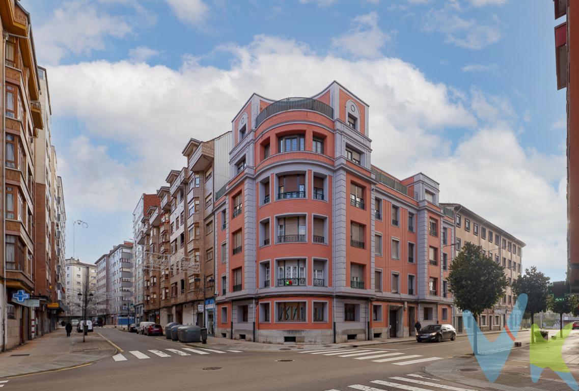 Gran piso a la venta, en el centro de la Felguera, a media hora de Gijón, Edificio catalogado, antiguas viviendas de los Ingenieros de Duro Felguera, techos altos, fachada renovada, Vivienda de 147 m2 construidos, unos 125 útiles, con 2 puertas de entrada, techos altos, grandes ventanales, suelos de tarima, cocina con office, despensa, terraza tendedero, aseo y cuarto de servicio, 3 dormitorios + el dormitorio de servicio, 2 baños, instalación de calefacción (ahora no tiene calefacción), agua por gas, ventanas de PVC y madera, para reformar - actualizar a su gusto, con todos los servicios a pie de finca, oportunidad de comprar una gran vivienda, para más info o concertar visita, solo por tlf. 