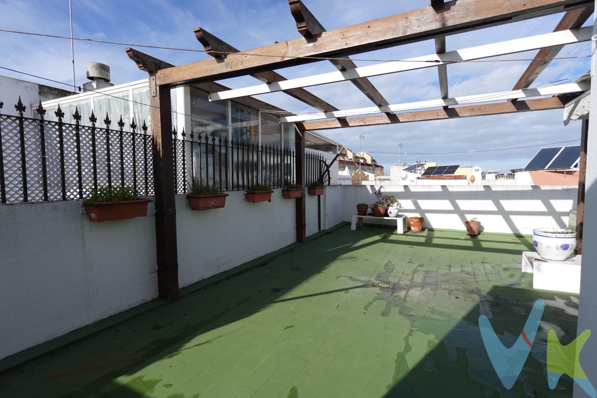 A veces buscas una vivienda amplia pero bien situada, y te llevas años hasta que dejas de buscar. Eso pasa cuando no cuentas con nosotros, porque te podemos ayudar a que disfrutes de esta vivienda unifamiliar tipo dúplex, con 141 m2 construidos desarrollados en dos plantas. En la planta baja vas a disfrutar de un salón independiente con balcón a la calle, un baño, un dormitorio para que descanses sin tener que subir a la planta primera, una amplia cocina amueblada que ventila a un coqueto patio. En toda la planta baja disfrutara de climatización centralizada. En la planta primera, vas a disfrutar de tres dormitorios, siendo el principal, muy amplio con un balcón que ventila a la calle, también tendrás dos baños, uno de ellos con ducha y el otro con bañera y dos lavabos. En la planta primera también disfrutarás de climatización centralizada para disfrutar del verano y del invierno. Pero aún falta lo mejor. Desde la planta primera subes aun castillete donde tienes zona de lavado y una quinta habitación que puede ser un dormitorio o lo que tu imaginación quiera.  Desde el castillete sales a una terraza privada con dispondrás de unos 45 metros cuadrados para gozar de veladas interminables con tus amigos. Podrás ahorrar dinero en gas o electricidad gracias a las placas solares para ACS (Agua Caliente Sanitaria) que hay sobre el castillete. Por mandato expreso del propietario, comercializamos este inmueble en exclusiva, lo que le garantiza el acceso a toda la información, a un servicio de calidad, un trato fácil, sencillo y sin interferencias de terceros. Por este motivo, se ruega no molestar al propietario, a los ocupantes de la propiedad o a los vecinos. Muchas gracias por su comprensión. 