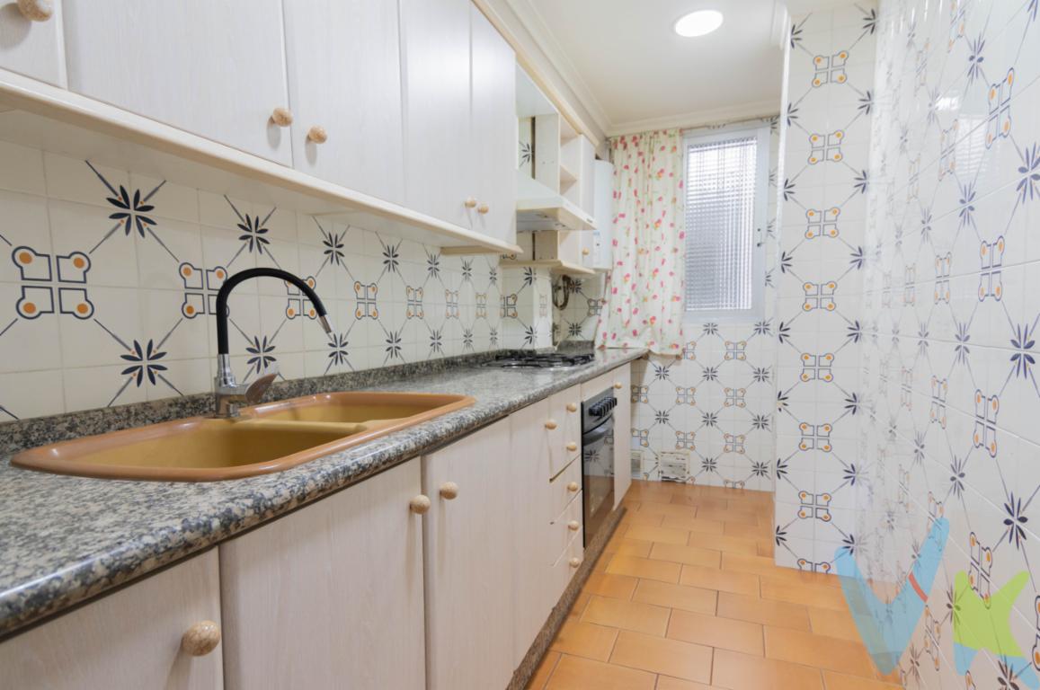  Presentamos una excelente oportunidad para adquirir un acogedor piso en la vibrante ciudad de Valencia, ubicado en la zona de Poblats Marítims - Natzaret. Este inmueble en venta es perfecto para quienes buscan comodidad y una ubicación estratégica en una de las áreas más buscadas de la ciudad. Con una distribución comoda, el piso ofrece 83 metros cuadrados construidos y 75 metros útiles, distribuidos en tres habitaciones.La propiedad está situada en la tercera planta de un edificio sin ascensor. Existe la posibilidad de poner ascensor, ya que hay espacio para ello, dentro de este mismo edificio existen escaleras que ya tienen ascensor. Su cercanía al metro y al autobús facilita el acceso a diferentes partes de Valencia, brindando una conectividad inmejorable.Las tres habitaciones proporcionan el espacio necesario para una familia o para destinar una de ellas a un despacho personal o espacio creativo. Cada habitación está correctamente ventilada y recibe una excelente iluminación natural, asegurando una atmósfera agradable en cualquier época del año.Aunque el edificio conserva el estilo propio de su tiempo, su excelente ubicación compensa cualquier deseo de modernidad arquitectónica. El encanto de esta área reside en su cercanía al mar Mediterráneo y a múltiples servicios que incrementan la calidad de vida de sus residentes. Restaurantes, supermercados, biblioteca, Polideportivo y centros de ocio encuentran su lugar en los alrededores, aumentando la comodidad de los propietarios.Con el Tranvia y el autobús tan cerca, desplazarse dentro de Valencia ya no será un problema. Las conexiones de transporte no solo facilitan el día a día, sino que también ofrecen la oportunidad de descubrir más rincones de esta hermosa ciudad a un costo razonable y de manera simplificada.Este piso representa una verdadera oportunidad de inversión o el lugar ideal para establecer una alegre vida familiar. Aunque en su naturalidad refleja una historia de más de 60 años, cada rincón de esta residencia reitera un potencial enorme para ser transformado en un espacio contemporáneo sin perder su esencia original.No pierdan la ocasión de visitar este piso. Su estratégica ubicación y un entorno lleno de vida convierten esta propiedad en una opción difícil de superar. Les invitamos a descubrir por ustedes mismos lo que este acogedor hogar puede ofrecerles. Agenden una visita y permitan que este espacio les deje ver su potencial y encanto personal.La oferta está sujeta a cambios de precio o retirada del mercado sin previo aviso. Este anuncio en su conjunto, incluyendo textos, fotos, imágenes o cualquier otro contenido de este, no es vinculante dado que la información es ofrecida por terceros y puede contener errores. Se muestra a título informativo y no contractual.El precio anunciado NO INCLUYE los impuestos, ni los gastos como, notario, registro de la propiedad, ni el 3% de los honorarios de la agencia inmobiliaria. Si tienes que vender antes un inmueble, llámanos y te asesoramos en cómo hacerlo para tener los mínimos gastos posibles y con todas las garantías.Por mandato expreso del propietario, comercializamos este inmueble en exclusiva, lo que le garantiza el acceso a toda la información, a un servicio de calidad, un trato fácil, sencillo y sin interferencias de terceros. Por este motivo, se ruega no molestar al propietario, a los ocupantes de la propiedad o a los vecinos. Muchas gracias por su comprensión. 