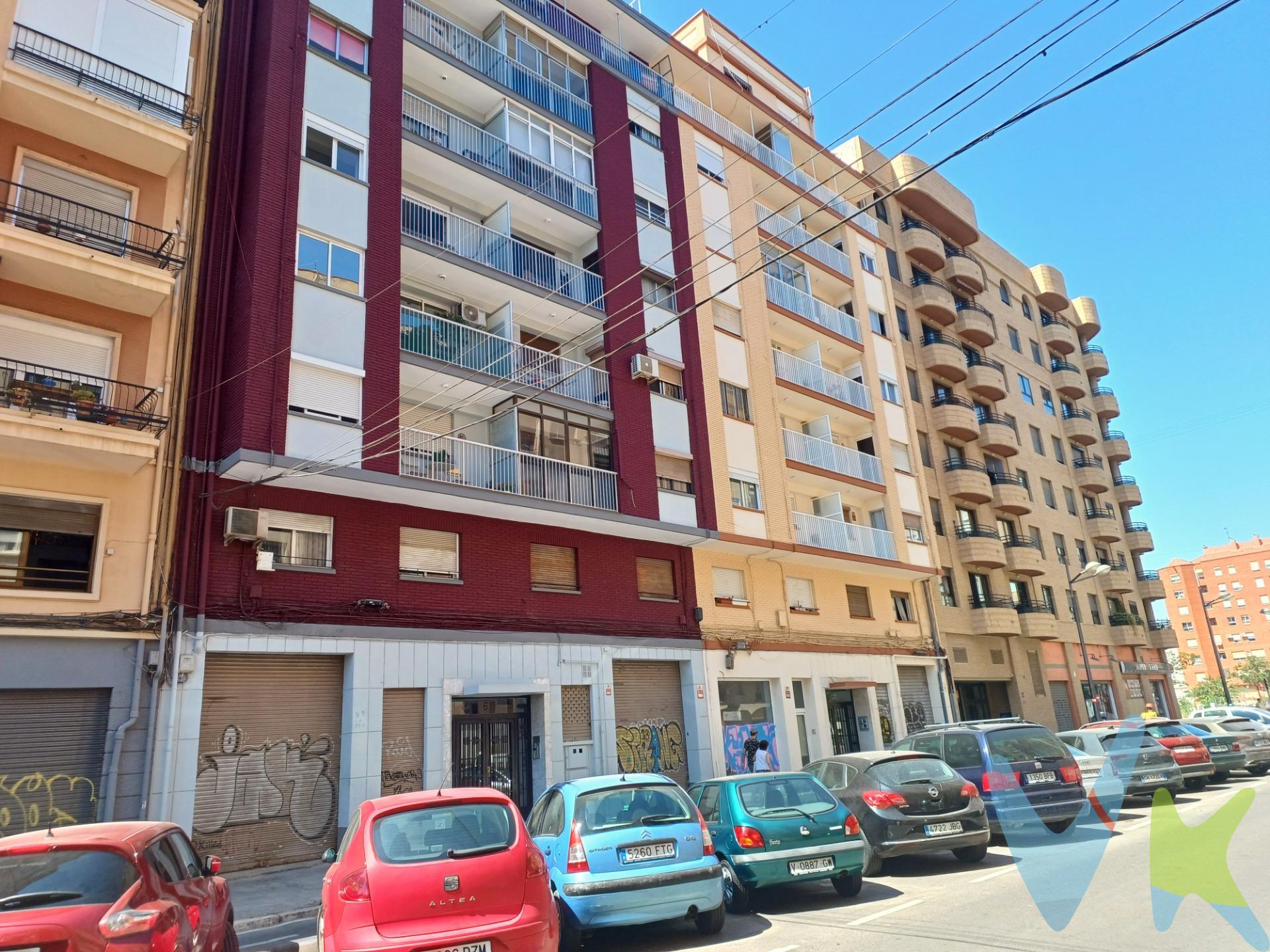 Zona Raiosa- Valencia. Cuatro locales comerciales colindantes de dos edificios, de 180mts cada uno, disponibles en venta ó alquiler. Uno de ellos reformado con baño y oficinas y gran escaparate con puerta de acceso independiente. Zona muy transitada junto a la calle San Vicente Martir y la Avenida Giorgeta, con mucha proyección al estar aprobado el proyecto del soterramiento de las vias del Parc Central. Si desea mas información no dude en contactar con nosotros!!. Agencia Registrada con el Nº 1600 en el Registro Obligatorio de Agentes Inmobiliarios de la Comunitat Valenciana, según el DECRETO 98/2022, de 29 de julio, del Consell, por el que se regula el Registro de Agentes de Intermediación Inmobiliaria de la Comunitat Valenciana. Comercializamos este inmueble en exclusiva, lo que le garantiza el acceso a toda la información, a un servicio de calidad. Por este motivo, se ruega no molestar al propietario, a los ocupantes de la propiedad o a los vecinos. Muchas gracias por su comprensión. Si usted es agente inmobiliario y tiene un cliente para este inmueble, llámenos: estaremos encantados de colaborar.