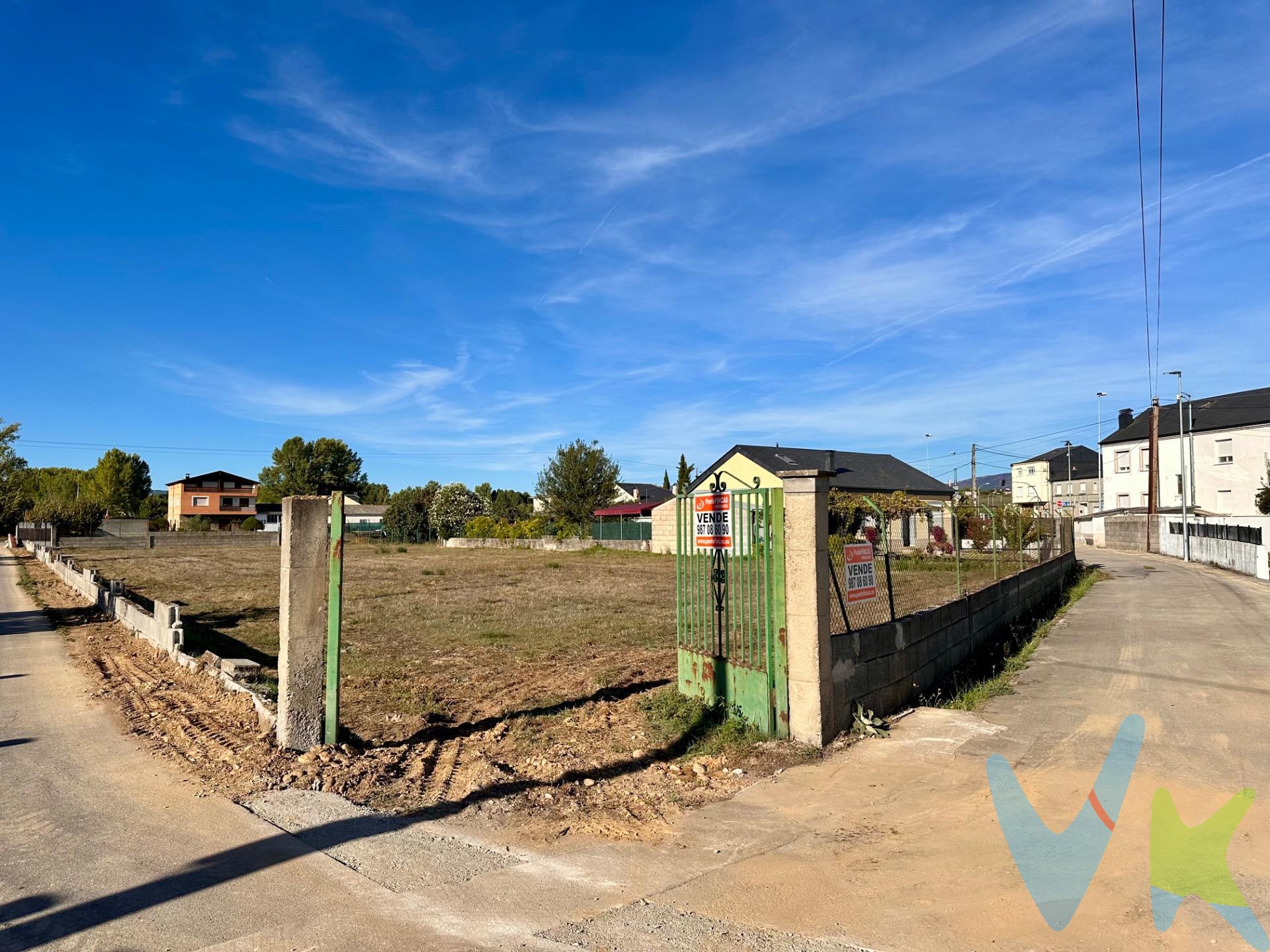 Terreno urbano en la  zona de Columbrianos. Este amplio solar cuenta con una superficie total de parcela de 1924 m², ofrece múltiples posibilidades para el desarrollo residencial o comercial que desee emprender. La propiedad se encuentra actualmente sin construcción y requiere intervención, lo cual brinda al comprador la libertad creativa para diseñar según sus necesidades específicas. Ubicado estratégicamente, este terreno garantiza una excelente comunicación tanto por carretera como por transporte público a las principales vías del área metropolitana. 