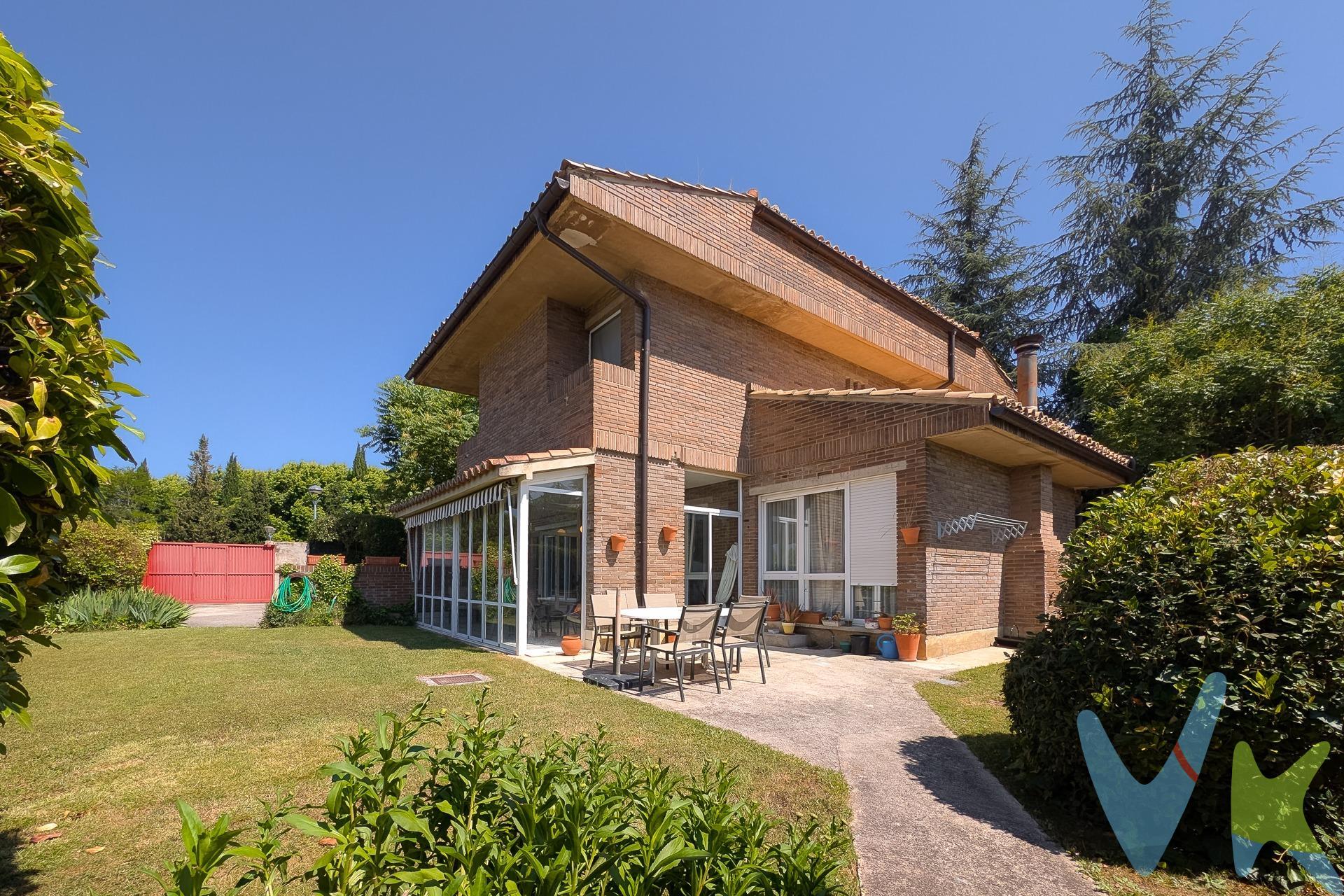 Se vende fantástico chalet independiente en Zizur Mayor, ubicado en una tranquila zona residencial con amplias zonas verdes y completas instalaciones comunitarias: piscina, pistas de tenis y jardines. A un paso de todos los servicios (supermercados, polideportivo, colegios, institutos, farmacias, academias..). La vivienda, de 192 m² construidos (150 m² útiles), se distribuye en dos cómodas alturas y cuenta con un jardín privado que rodea toda la casa, ideal para disfrutar al aire libre en familia o con amigos. Además, dispone de un porche acondicionado totalmente de 22 m², perfecta como zona de estar o comedor adicional durante todo el año. Distribución:. - Planta baja: Hall de entrada, cocina independiente de 14 m², amplio salón-comedor de 26 m² con chimenea, estudio de 9 m², Dormitorio principal de 13,24 m² con armario empotrado y baño en suite completamente reformado con plato de ducha. - Primera planta: 4 dormitorios entre 13 y 14 m², todos con armarios empotrados y baño común reformado con plato de ducha. La vivienda cuenta con calefacción y agua caliente mediante caldera individual, ubicada en una zona independiente de calderas, y barbacoa privada en el jardín. Gastos de comunidad: 150 €/mes, que incluyen el mantenimiento de las zonas comunes y el acceso a las piscinas y pistas de tenis. Una excelente oportunidad para vivir en un entorno tranquilo, rodeado de naturaleza y con todos los servicios de Zizur Mayor a un paso. ¿Te interesa? Llámanos sin compromiso y agenda tu visita. Los datos y superficies indicados en este anuncio son aproximados y tienen un carácter meramente informativo, sin valor contractual. El precio de venta no incluye impuestos ni gastos derivados de la transmisión.