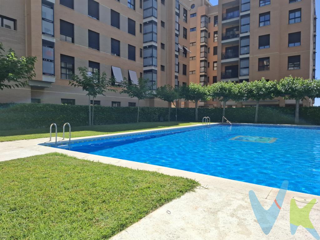 ¡Bienvenidos a su futuro hogar en la hermosa ciudad de Castellón de la Plana! Les presentamos un maravilloso piso en venta situado en la codiciada zona de Parque Sensal. Esta destacada propiedad ofrece un equilibrio perfecto entre comodidad, modernidad y un entorno apacible, haciéndolo el lugar ideal para establecerse y disfrutar de la vida.El inmueble, ubicado en una planta alta se despliega en 95.04 metros construidos, de los cuales 66.49 metros son útiles. Este espacio está hábilmente distribuido para ofrecer una sensación de amplitud y luminosidad, acentuada por un diseño moderno y elegante. El salón, de 19.63 metros, es el punto central de la vivienda, ideal para reuniones familiares y momentos de relajación. Este espacio está bañado de luz natural, creando un ambiente cálido y acogedor donde podrás disfrutar del confort que mereces.Dentro de este excelente piso encontrará dos habitaciones, cuidadosamente diseñadas para ofrecer un descanso perfecto al final del día. Las estancias están equipadas para cubrir todas tus necesidades, ofreciendo privacidad y tranquilidad en un entorno meticulosamente cuidado. Cada detalle ha sido considerado para que los habitantes disfruten de un espacio personal reconfortante.Además, el edificio dispone de modernas comodidades para mejorar su calidad de vida. Un eficiente sistema de ascensores le permitirá un acceso fácil y rápido a su hogar, mientras que un espacioso garaje asegura que su vehículo esté siempre protegido. Para aquellos que desean un extra de confort, la comunidad cuenta con una hermosa piscina, perfecta para refrescarse durante los cálidos días de verano, Unas hermosas zonas ajardinadas, un salón social y una pista de padel.Le invitamos a visitar este piso, sentir el ambiente que ofrece y descubrir cada detalle que lo convierte en una elección inigualable. Vale la pena vivir en un lugar donde el bienestar y la calidad de vida están a la vanguardia. No espere más para llamar a esta propiedad su hogar. Contáctenos para programar una visita y dar el primer paso hacia una vida mejor.Posibilidad de financiación hasta el 100%, pregúntanos y te haremos un estudio gratuito. Agencia Registrada con el número 1.399 en el Registro Obligatorio de Agentes Inmobiliarios de la Comunidad Valenciana. Puede consultar en la web de la GVA.Gastos e impuestos no incluidos en el precio. A título orientativo, en segundas transmisiones, el comprador abonará el Impuesto sobre Transmisiones Patrimoniales (ITP), cuyo tipo general en la Comunidad Valenciana es el 10% (*) sobre la base imponible, que será el mayor valor entre precio de compraventa, tasación o valor de referencia catastral. Gastos de notaría y Registro de la Propiedad: aproximado entre 1.000 y 2.000 euros (aranceles variables según precio, número de copias y complejidad). El comprador escoge libremente notario. El vendedor asume, por ley, los gastos que le correspondan, salvo pacto contrario. Si se precisa hipoteca, tasación, condiciones y costes bancarios según entidad elegida por el comprador; así como los gastos de gestoría y cualesquiera otros inherentes a la formalización de la compraventa. De acuerdo con la ley, no se incluyen en el precio otros gastos o tributos que legalmente correspondan al comprador. Los honorarios de intermediación inmobiliaria al vendedor no incluidos en el precio. Los honorarios de intermediación inmobiliaria al comprador: 2,5% + IVA calculados sobre el precio de venta con un mínimo de 3.000 euros + IVA(*) Consultar condiciones concretas según circunstancias personales o régimen fiscal aplicable. Puedes llamar al 722461985 y te informaremos de tu caso en concreto.El consumidor tiene derecho, conforme a la normativa vigente, a disponer de información y documentación adicional relativa al inmueble y condiciones de la compraventa, accesible en la sede física de la agencia situada en Avenida Rey Don Jaime nº74, 7ºB, Castellón de la Plana. La agencia actúa exclusivamente como intermediaria en la operación. Cualquier compraventa y sus condiciones quedan sujetas en todo caso a la aceptación expresa del vendedor del inmueble y a la posterior formalización del correspondiente contrato. El presente anuncio tiene carácter meramente informativo: la información suministrada se corresponde con la disponible a la fecha de publicación, pudiendo variar en función de las circunstancias o actualizaciones legales, contractuales y fiscales. 
