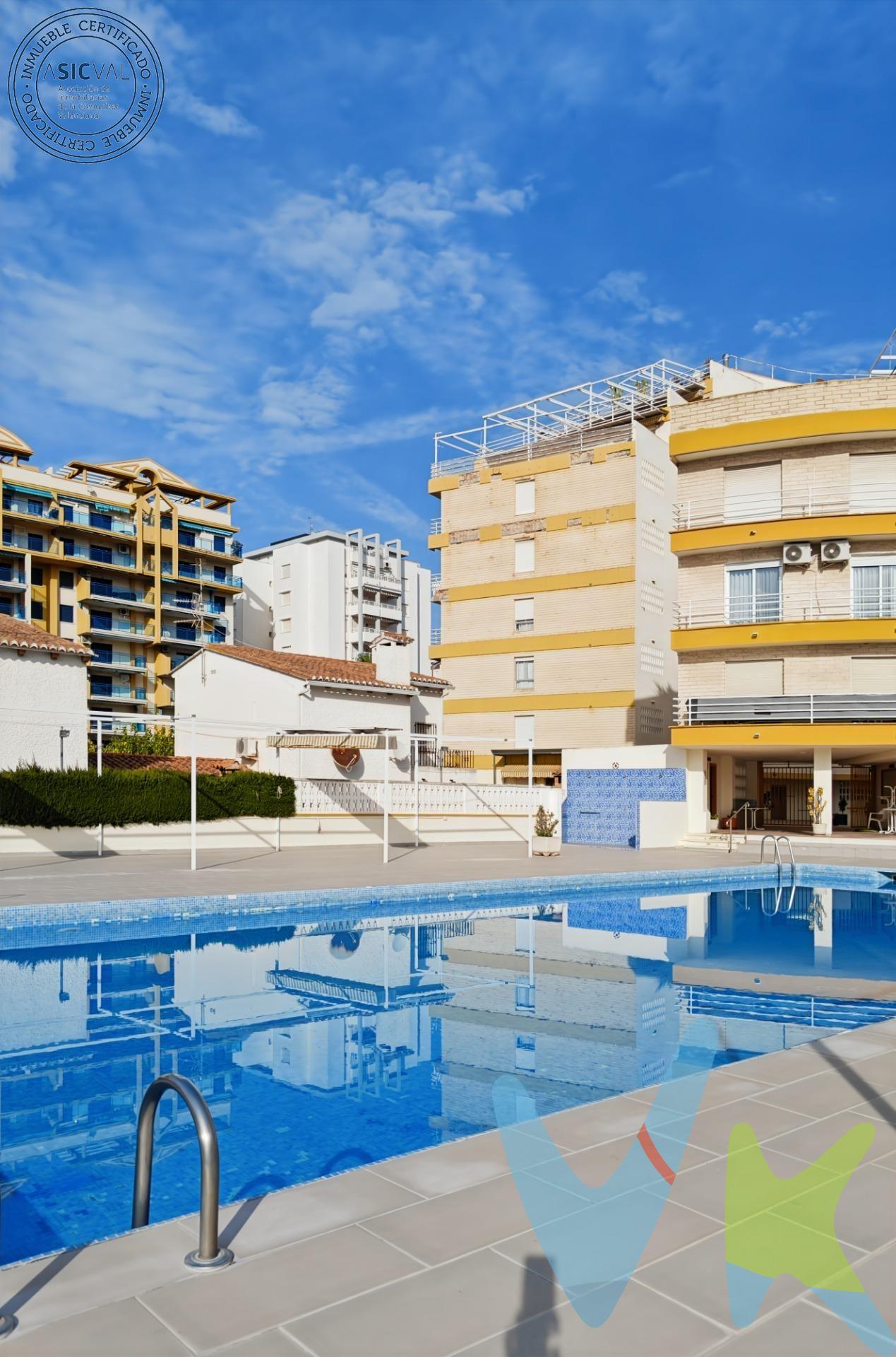¡Tu apartamento ideal en la playa de Gandía te está esperando! . ¿Buscas un amplio apartamento de tres habitaciones? ¿Con piscina comunitaria, plaza de aparcamiento y trastero? ¡Lo tenemos para ti!. RE/MAX Urbe 2 te presenta este fantástico apartamento en el emblemático edificio “Los Dorados”, ubicado en la Avenida del Nord, a un paso de la playa de Gandía. Características destacadas:. 3 dormitorios con armarios empotrados, pensados para maximizar el espacio. Salón-comedor amplio y luminoso con acceso a terraza. Cocina independiente equipada, con galería. 2 baños completos, uno de ellos en suite en el dormitorio principal. Terraza privada para relajarte y disfrutar del clima mediterráneo. Exclusivas zonas comunes:. Disfruta de una gran piscina comunitaria y amplias zonas ajardinadas ideales para descansar y aprovechar al máximo los días soleados. Además, el residencial cuenta con un elegante acceso con sofás y zonas de descanso. Comodidades adicionales incluidas:. Plaza de garaje y trastero incluidos en el precio, ¡para que no te falte nada en tus escapadas!. Su cercanía al mar y su excelente ubicación hacen de este apartamento el lugar perfecto para disfrutar del buen clima todo el año. ¡No dejes pasar esta oportunidad! Llámanos y agenda tu visita hoy mismo. ¡Te enamorará!. La descripción del presente inmueble e imágenes tienen mero carácter informativo y en ningún caso carácter contractual, pudiendo ser modificados por la inmobiliaria comercializadora sin que ello implique responsabilidad alguna frente a terceros. En el precio de venta a público, esta propiedad NO incluye los gastos de adquisición (Notario, registro, gestión, honorarios, etc…).