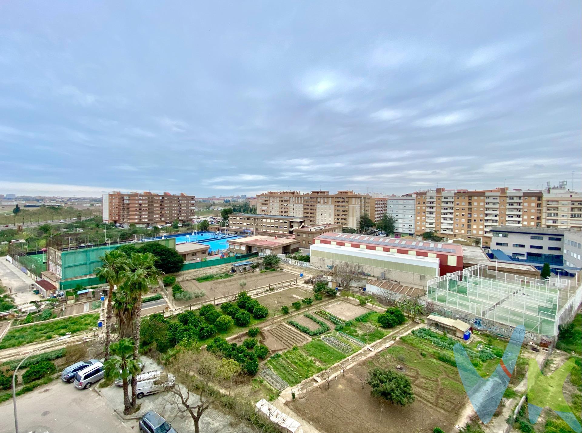 Próximo Open House de Finkas ng el día 13 de marzo en la calle Poeta Eduardo Buil. Sí, sí, ¡en Benimaclet! Es una jornada de puertas abiertas que no te puedes perder si estás buscando dar el paso hacia tu nuevo proyecto de vida. ¡Apúntate cuanto antes!. Se trata de una séptima y última planta orientada al sur, lo que se traduce en luz natural y unas vistas abiertas, despejadas y espectaculares de Benimaclet. Tiene una distribución perfecta para tu vida diaria:. 	•	2 dormitorios dobles, amplios y luminosos. 	•	Baño completo + aseo. 	•	Gran cocina super espaciosa con zona office. 	•	Salón comedor con balcón exterior a la calle. 	•	Distribución muy bien aprovechada, con casi nada de pasillo, lo que hace que cada metro cuadrado tenga sentido.         •	Lo mejor: no hay que hacer ninguna reforma. Está totalmente reformada, lista para entrar a vivir. ¡Fuera dolores de cabeza!. ¿Y qué decir de Benimaclet? Un barrio con personalidad y vida propia. Este piso se encuentra en Camí de Vera, dentro de Benimaclet, un área que combina lo mejor de vivir en una ciudad con la calidez de un barrio con alma de pueblo. Aquí sentirás que todo está a mano: comercio local, cafeterías, tiendas, servicios, supermercados… y siempre con un ambiente cercano y familiar donde la gente se saluda por la calle. La zona está muy bien comunicada con Valencia:. 	•	Metro (líneas 3 y 9) y tranvía a pocos minutos caminando. 	•	Varias líneas de autobús que te llevan a cualquier punto de la ciudad. Benimaclet es perfecto para parejas jóvenes y familias que quieren calidad de vida a diario: pasear por plazas con encanto, disfrutar de parques cercanos, cafés con terraza y un ritmo tranquilo estando en la propia ciudad. No lo dejes pasar. Ven al Open House el 13 de marzo y descubre de primera mano el que puede ser tu próximo hogar: Una vivienda con luz, diseño, comodidad y en un barrio con una identidad especial. ***. Agencia Registrada con el Nº 5343 en el Registro Obligatorio de Agentes Inmobiliarios de la Comunitat Valenciana, según el DECRETO 98/2022, de 29 de julio, del Consell, por el que se regula el Registro de Agentes de Intermediación Inmobiliaria de la Comunitat Valenciana. La documentación del inmueble ha sido revisada y estimamos que reúne todos los requisitos necesarios para ser comercializado. El precio ofertado no incluye los honorarios de la agencia a cargo del comprador, que ascienden al 4% del precio final del inmueble. El precio ofertado tampoco incluye ni los gastos de notaría y de registro de la propiedad (que están sujetos a aranceles y varían dependiendo del precio de venta), ni los impuestos (que en la Comunidad Valenciana varían dependiendo del precio del inmueble y de las características personales del comprador). Las medidas aquí expuestas han sido obtenidas del Catastro. El anuncio no es vinculante, puede contener errores. ¿Tienes alguna duda? Consúltanos. ***. Los vendedores han confiado en este equipo para gestionar la venta del inmueble de forma exclusiva. Como no puede ser de otra forma, garantizamos un servicio de calidad, actuando en todo momento de forma transparente, ética y profesional. Así pues, se ruega la no interferencia de terceros y, sobre todo, no molestar a los propietarios, a los ocupantes del inmueble o a los vecinos. Muchas gracias por tu comprensión.