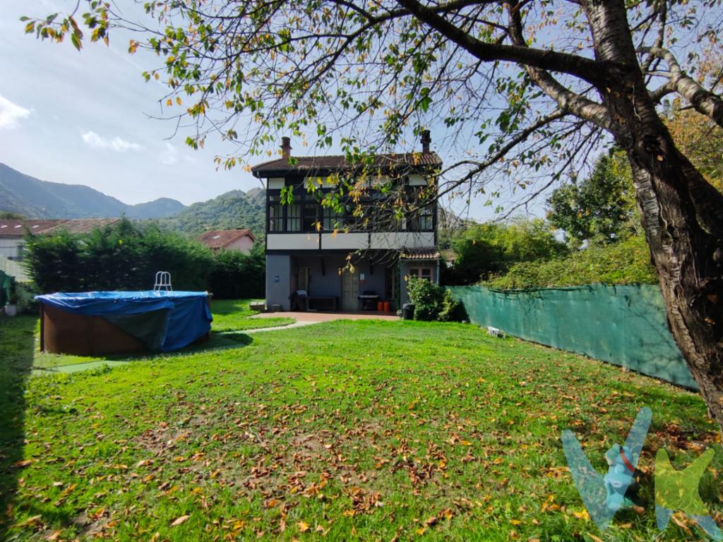  En el corazón de El Condado, concejo de Laviana, SE VENDE LA PLANTA BAJA de una vivienda con una finca privada y totalmente llana de 297 m². Un lugar donde la tranquilidad del campo se une con la comodidad de tener centro de salud, colegio, bares y servicios a pocos pasos de casa.

Vivir aquí es abrir la ventana y respirar aire puro, cuidar tu propio jardín o huerto, y saber que, al salir de casa, comienzan algunas de las rutas de senderismo más bellas de Asturias, muy cerca del Parque Natural de Redes, Reserva de la Biosfera.

Una vivienda cómoda, sin escaleras, pensada para disfrutar sin prisas. Perfecta para quien busca un hogar donde echar raíces o un refugio donde escapar los fines de semana.

No es solo una casa. Es la oportunidad de vivir como siempre has soñado: rodeado de naturaleza, con calma, y con todo lo que necesitas a tu alcance.