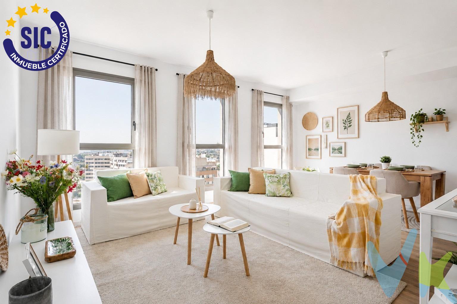 Te presentamos en exclusiva esta espectacular vivienda de obra nueva en Las Moreras, una de las zonas con mayor proyección y crecimiento de Valencia. Una oportunidad única para estrenar vivienda en un moderno residencial con excelentes zonas comunes, plaza de garaje incluida y una ubicación con un gran potencial de revalorización gracias al desarrollo del entorno y su cercanía al mar. Situada en una décima planta con orientación sur, esta vivienda disfruta de una extraordinaria luminosidad durante todo el día, vistas completamente despejadas y una agradable sensación de amplitud. Además, desde diferentes estancias se puede contemplar el mar, un valor añadido que convierte cada día en una experiencia especial. El residencial ha sido diseñado para ofrecer la máxima calidad de vida. Dispone de servicio de conserjería, piscina para adultos, piscina infantil, pista de pádel, parque infantil y aparcamiento para bicicletas, creando un entorno cómodo, familiar y pensado para disfrutar tanto del ocio como del día a día. Al acceder a la vivienda nos recibe un práctico hall de entrada con armario empotrado. A continuación encontramos un amplio salón-comedor, bañado por la luz natural gracias a sus tres grandes ventanales, integrado con una elegante cocina abierta de diseño contemporáneo. Un espacio amplio, funcional y muy acogedor, ideal para compartir momentos en familia o con amigos. La zona de descanso está perfectamente diferenciada y cuenta con dos dormitorios exteriores. El dormitorio principal dispone de baño en suite con plato de ducha, mientras que el segundo dormitorio, también muy luminoso, resulta perfecto como habitación, despacho o cuarto infantil. La vivienda se completa con un segundo baño completo equipado con bañera. Todas las estancias principales son exteriores y orientadas hacia la calle Suiza, lo que garantiza una excelente entrada de luz natural, ventilación cruzada y unas vistas abiertas difíciles de encontrar. En cuanto a sus calidades, destaca por su suelo porcelánico imitación madera, carpintería exterior de aluminio con rotura de puente térmico, producción de agua caliente mediante aerotermia y sistema de climatización frío/calor por conductos. Todo ello ofrece una vivienda eficiente, confortable y construida con materiales de alta calidad. La plaza de garaje está incluida en el precio. Su ubicación constituye otro de sus grandes atractivos. Se encuentra junto al futuro desarrollo del PAI del Grau, una actuación urbanística que transformará esta parte de Valencia y reforzará su conexión con la fachada marítima, consolidándola como una de las zonas con mayor proyección de la ciudad. En definitiva, una vivienda completamente a estrenar, luminosa, exterior, con excelentes calidades, vistas despejadas, garaje y todos los servicios de un residencial privado. Una magnífica oportunidad tanto para establecer tu hogar como para realizar una inversión con gran recorrido. Nota informativa: La vivienda se vende sin mobiliario ni elementos de decoración. 