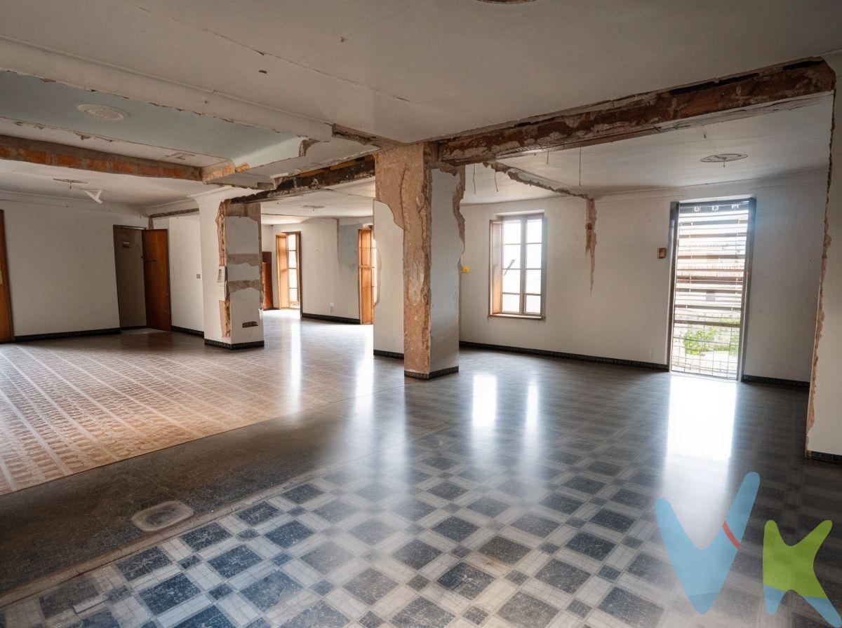 Si lo que buscas es espacio, buena ubicación y un proyecto con futuro, esta casa en pleno corazón de Oliva — justo frente a la plaza Casa de Alonso Rincón — te va a encantar. 📏 Cuenta con 493 m² registrados (aunque en la práctica son más) distribuidos en:.  🏠 Dos alturas.  🏬 Un local comercial.  🚗 Con opción de transformarlo en 3 viviendas y un garaje. La luz natural es protagonista en todas las estancias, y además dispone de dos terrazas grandes (una por planta) ideales para disfrutar del aire libre, comidas familiares o simplemente desconectar al sol. Eso sí: está para reformar, lo que lo convierte en un auténtico lienzo en blanco. Puedes adaptarlo a tus necesidades, invertir para vender o alquilar, o crear el hogar de tus sueños con espacio de sobra. Un edificio con carácter, metros de sobra y una ubicación que lo tiene todo. La descripción del presente inmueble e imágenes tienen mero carácter informativo y en ningún caso carácter contractual, pudiendo ser modificados por la inmobiliaria comercializadora sin que ello implique responsabilidad alguna frente a terceros. En el precio de venta a público, esta propiedad NO incluye los gastos de adquisición (Notario, registro, gestión, honorarios, etc…). 