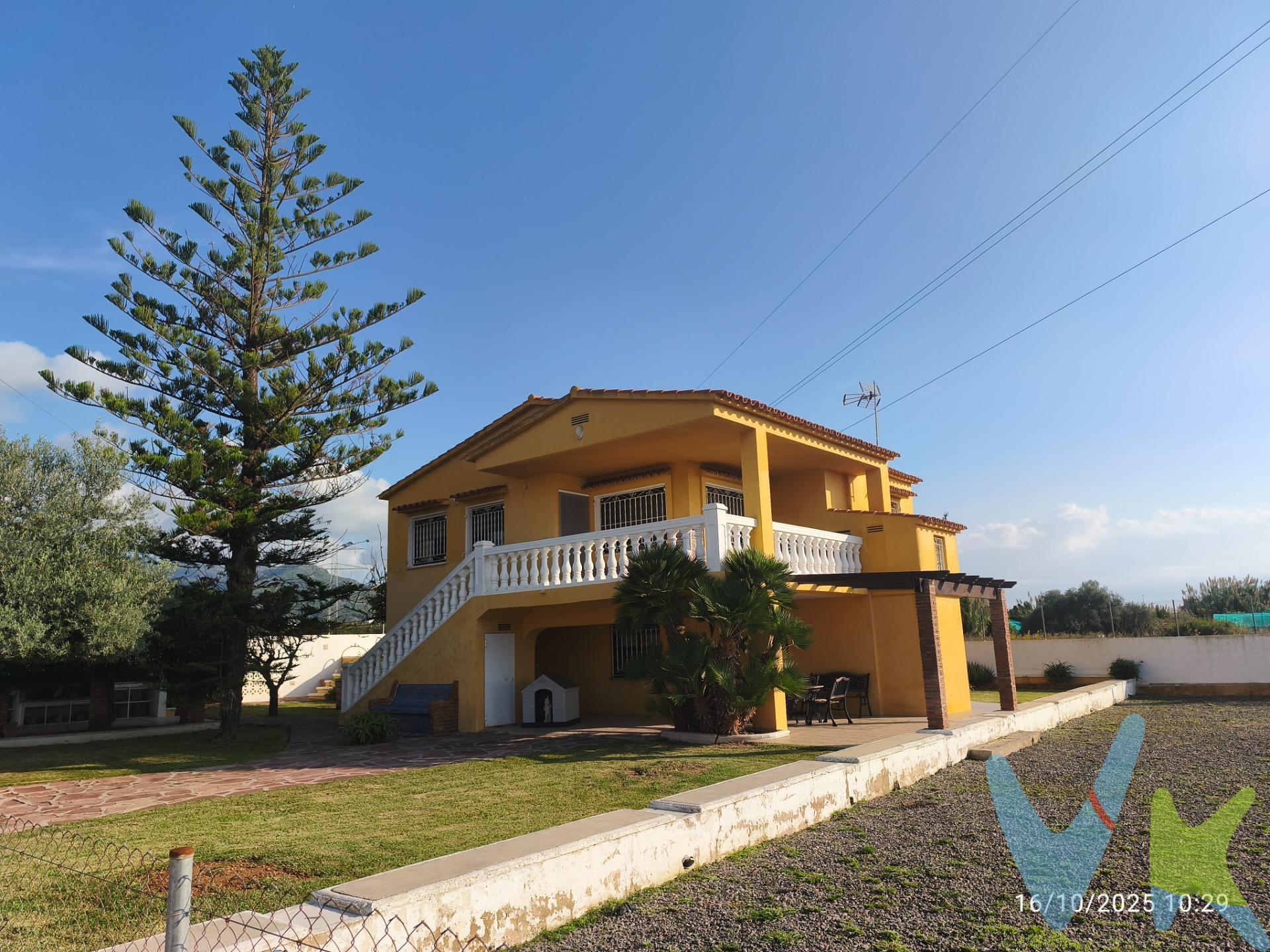 Si sueñas con un lugar donde el mar se sienta cerca, los días pasen despacio y la comodidad sea parte del paisaje, esta villa en el Camino La Ralla te va a robar el corazón. A solo un paso de la playa y con acceso fácil tanto a Benicàssim como a Castellón, esta casa lo tiene todo: espacio, luz y esa sensación de “aquí quiero quedarme”. ✨ Así se vive aquí:. 🏡 En la planta baja te recibe una amplia terraza exterior — perfecta para esas comidas eternas de verano, cenas con amigos o tardes de calma con un libro y una copa de vino. Dentro, un salón con chimenea que invita a quedarse, una habitación cómoda, baño completo, lavadero y trastero. 🔥 Subes a la planta superior y el protagonista es el gran salón con chimenea, acompañado de una cocina luminosa y una terraza donde el sol no se esconde en todo el día. Además, tres dormitorios (dos dobles y uno simple) y un baño completo para disfrutar en familia o con invitados. 🌿 El exterior es puro relax: jardín, piscina privada, zona de barbacoa y espacio para aparcar sin preocupaciones. Y, por si fuera poco, un rinconcito de terreno para montar tu propio huerto. 💫 Una villa que respira naturaleza y serenidad, perfecta para vivir todo el año o para disfrutarla como tu casa de vacaciones. Ven, siente la brisa y déjate llevar… aquí, la vida se saborea mejor. 🌺