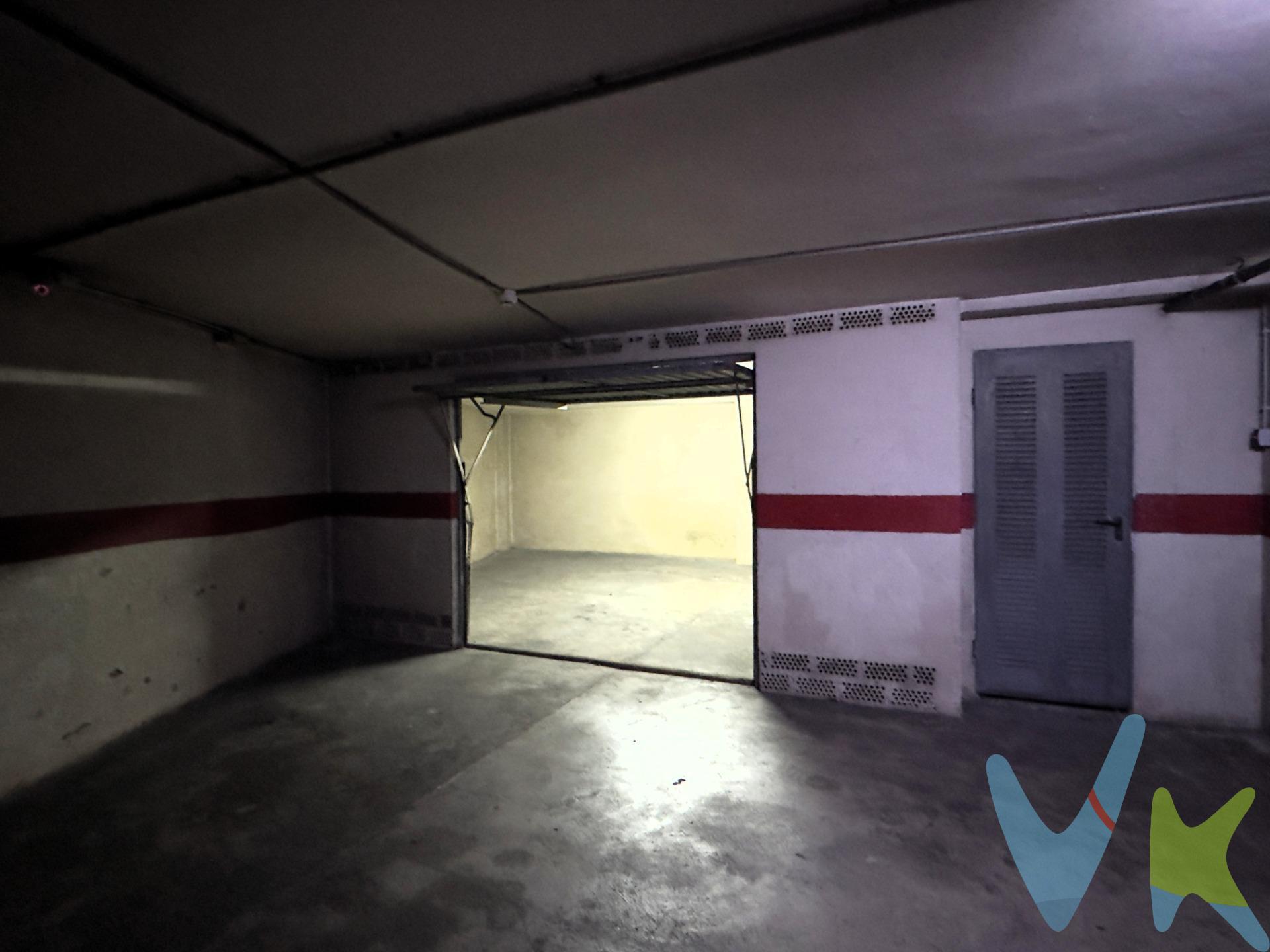 Presentamos una excelente oportunidad para adquirir una amplia plaza de parking cerrada en la demandada zona de Avenida Valencia Sur, en Castellón. Ubicada en el sótano -2 del edificio, esta propiedad ofrece comodidad, privacidad y fácil acceso. Se trata de un espacio completamente cerrado, lo que aporta un extra de seguridad y versatilidad. Con una superficie construida de 50 m² y 43 m² útiles, destaca por su gran capacidad, ya que permite estacionar hasta dos coches y, además, dispone de espacio adicional ideal para utilizar como trastero. La plaza se encuentra en una ubicación estratégica, rodeada de todo tipo de servicios, comercios y excelentes conexiones. Su orientación oeste proporciona buena iluminación natural durante las tardes, aportando mayor comodidad y visibilidad. Una opción perfecta tanto para quienes buscan seguridad y amplitud para sus vehículos como para quienes necesitan espacio extra de almacenaje en una zona con alta demanda. Todo ello por tan solo 26.000 €. No deje pasar esta oportunidad. Contáctenos para más información o para concertar una visita. No pierda esta ocasión única; contáctenos hoy mismo para más información sobre cómo puede hacerse dueño deste práctico espacio.