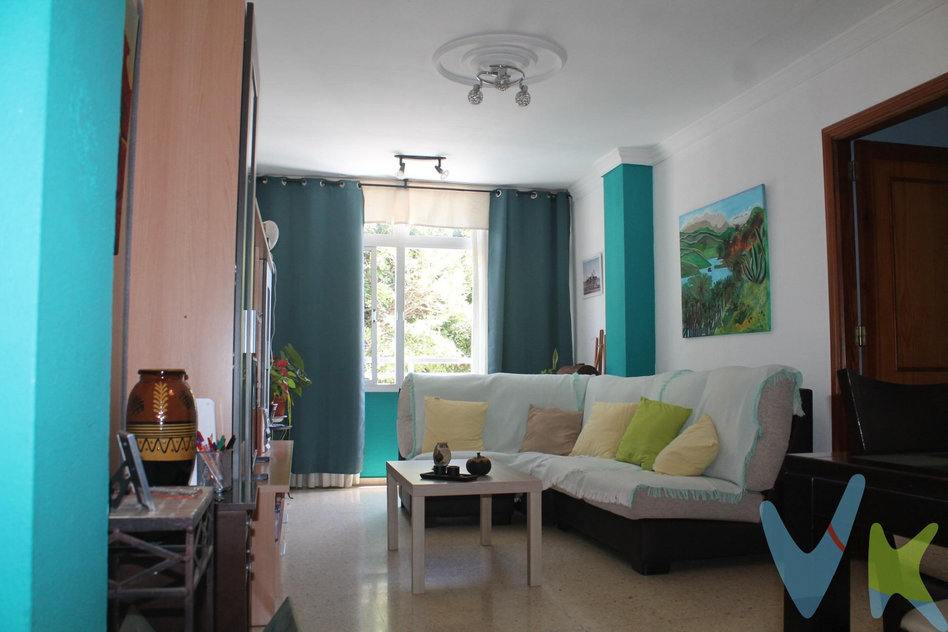 Si deseas vivir en la zona céntrica de Telde, en San Gregorio, esta magnífica vivienda es justo lo que estás buscando.  El acceso es a través de  un acogedor hall que te conduce hacia un amplio salón comedor lleno de luz natural y vistas agradables al entorno urbano. La cocina es independiente y cuenta con buenas dimensiones, además conecta directamente a una solana ideal para tus necesidades de lavado. Un pasillo que  nos lleva a tres cómodos dormitorios exteriores; destaca el principal por su amplitud y acceso directo al balcón privado, el   baño está situado al lado del salón y está  equipado con plato ducha .  además para tu comodidad diaria, este inmueble incluye una espaciosa plaza de garaje para no tener que buscar aparcamiento y  un trastero que ayudará a tener las cosas que no usas día a día guardadas.  Su ubicación privilegiada garantiza cercanía a todos los servicios esenciales: farmacia, colegios excelentes, zonas comerciales dinámicas y centro médico entre otros. Nota: En el precio no incluye los gastos de impuestos y demás gastos que legalmente correspondan al comprador del inmueble, sujeto a ITP del 6,5%, con caracter general ; existen excepciones según normativa aplicable. Base imponible: el mayor valor  entre 1) el precio de venta 2) valor de referencia catastral. Gastos Notaría y Registro  entre 1800€ y 2000€ aproximadamente según aranceles. Financiación: gastos de hipoteca, tasación y gastos bancarios a cargo del comprador y según su necesidad y elección. Servicio de intermediación y honorarios de inmobiliaria a cargo del vendedor. Operación y condiciones de compraventa sujeta a aceptación expresa del vendedor. Para acceder a la información y documentación legalmente exigible por el consumidor contacten con nosotros. El presente anuncio tiene carácter meramente informativo; la información suministrada se corresponde con la disponible a la fecha de publicación, pudiendo variar en función de las circunstancias o actualizaciones legales, contractuales o fiscales. 