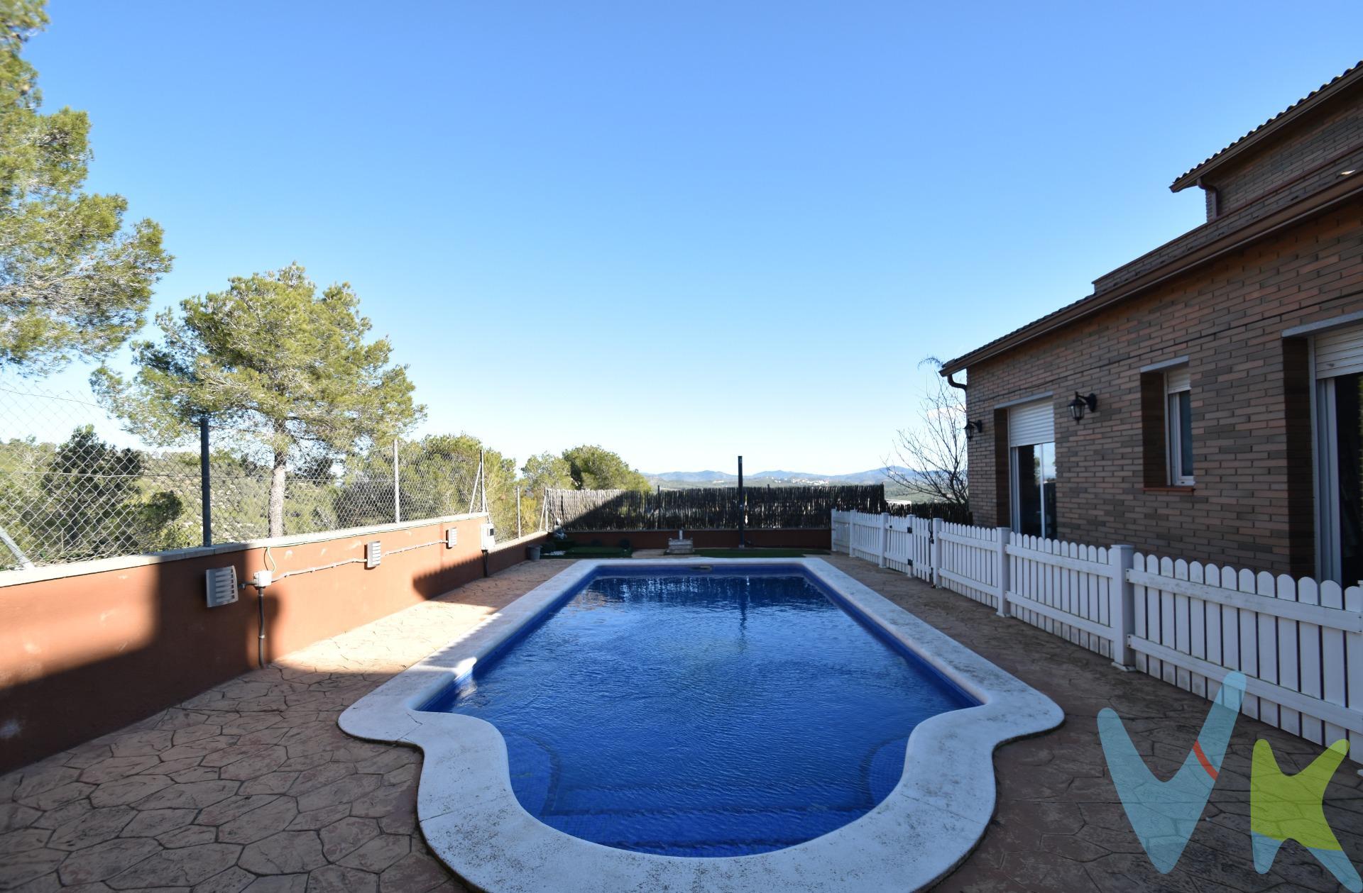 Espectacular casa de diseño con piscina cerca de Sitges y Barcelona. Se vende impecable propiedad moderna de 340 m² construidos sobre una parcela de 457 m². Una vivienda que destaca por su amplitud, luminosidad y preciosas vistas. Zona de día con salón-comedor de concepto abierto con un elegante altillo, acceso directo a balconada de preciosas vistas con porche  y un patio equipado con barbacoa. En la zona de descanso, una suite que incluye vestidor, baño doble y acceso a solárium privado, más tres dormitorios. Con piscina privada, garaje espacioso para dos coches y calefacción por gasoil. Ubicación en entorno residencial privilegiado. A 5 min del centro de la población, a 15 min de la costa (Sitges) y 40 min de la capital. Estado impecable, lista para entrar a vivir. Venga a visitarla y déjese cautivar por sus vistas y acabados. El precio no incluye impuestos (ITP, IVA y AJD), ni los gastos de notario ni los de registro. Cédula habitabilidad CHB00418722001. Certificado Energético: Referencia 4HT70RQWZ  Consumo de energia E 209 Kwh/m² año Emisiones E 54 Kg CO2/m² año. . . 