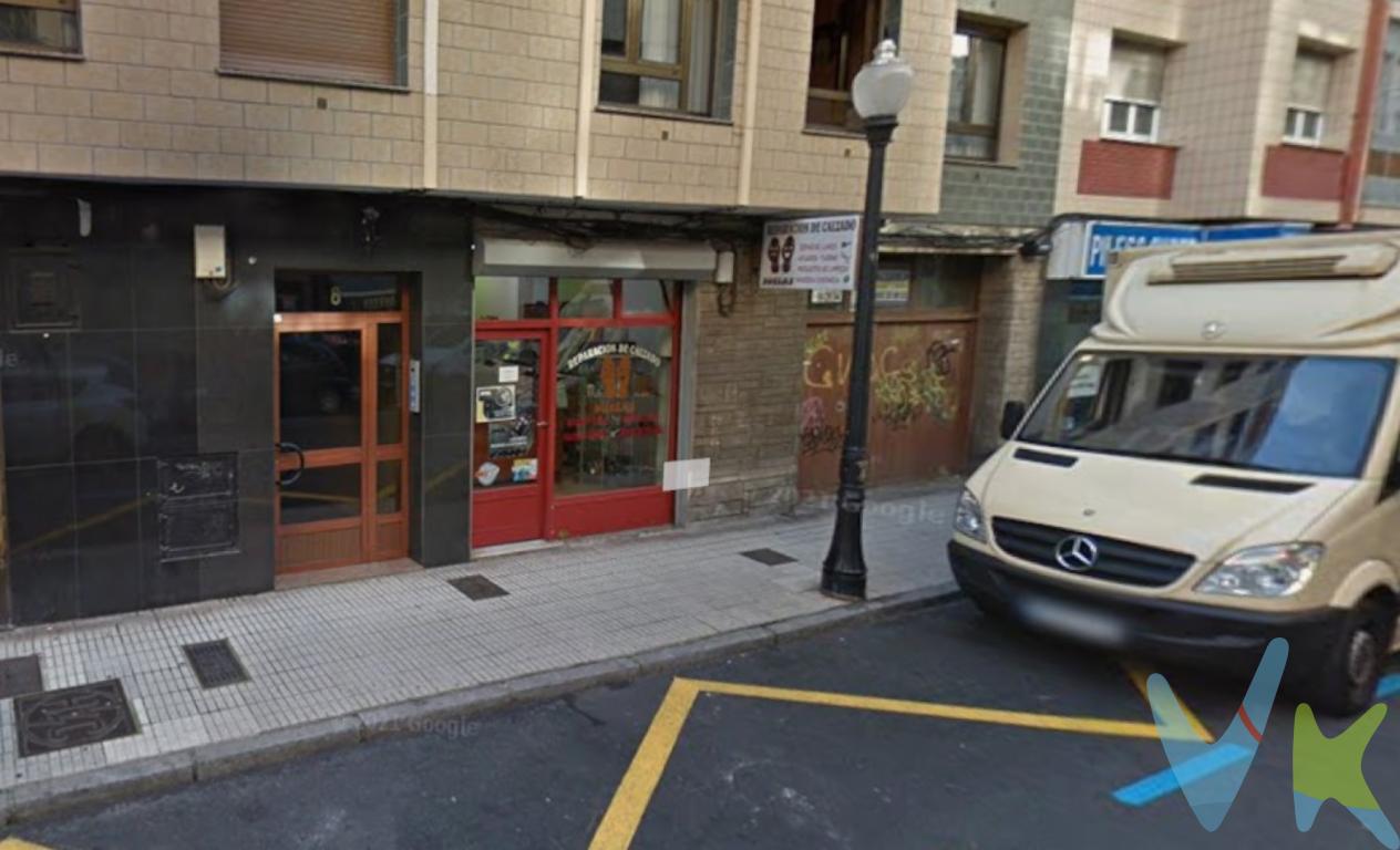 Local comercial en Calle Piles, en pleno barrio de La Arena. Bajo comercial de 44 m², anteriormente destinado durante años a negocio de reparación de calzado, lo que lo convierte en un espacio con gran potencial para diferentes actividades comerciales.Una excelente oportunidad para emprender y dar forma a tu nuevo negocio en una de las zonas más dinámicas y comerciales del barrio, con buen tránsito peatonal y gran visibilidad.Se informa a los interesados que el precio de venta indicado no comprende los honorarios al comprador de la agencia inmobiliaria, el Impuesto de Transmisiones Patrimoniales (ITP) ni los gastos asociados a la compraventa (notaría, registro de la propiedad y otros)